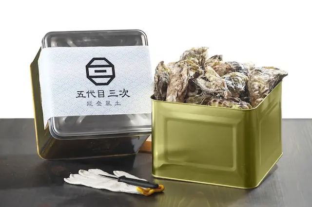 半斗缶と一斗缶に入った「能登牡蠣」を販売