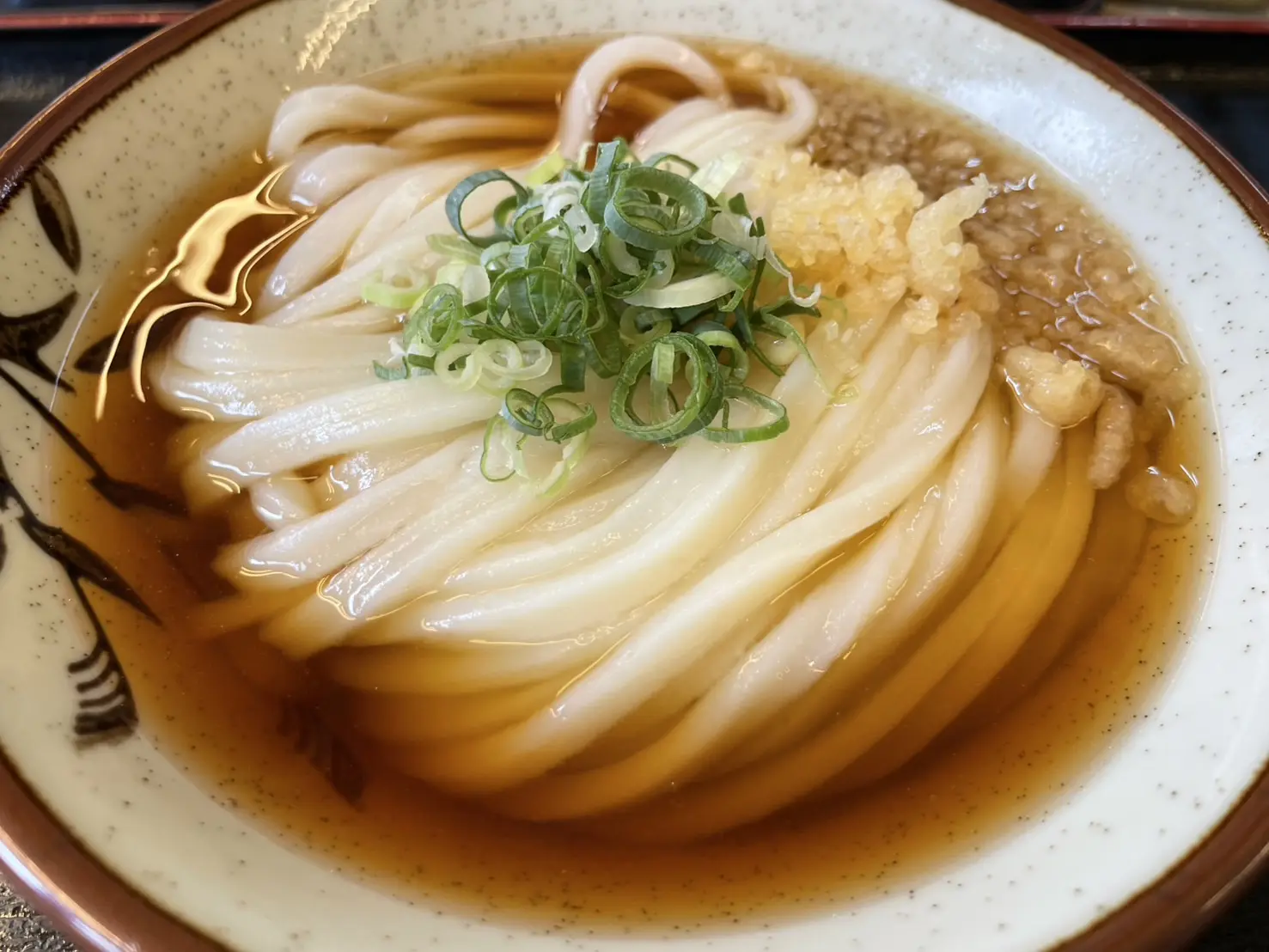 生麺の伸びのある食感と旨みを堪能できる