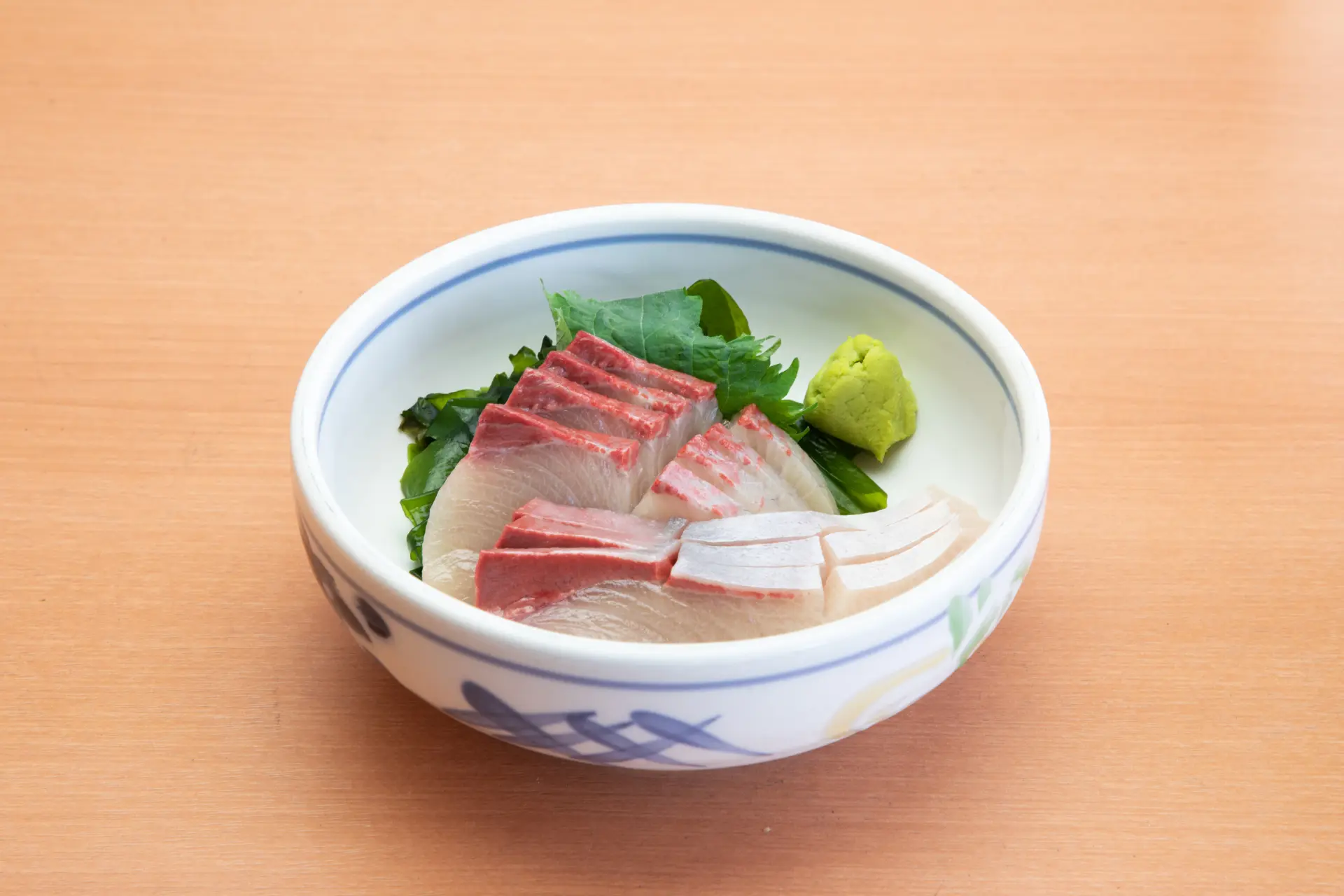 肉厚で脂ののったハマチの刺し身が食べられる