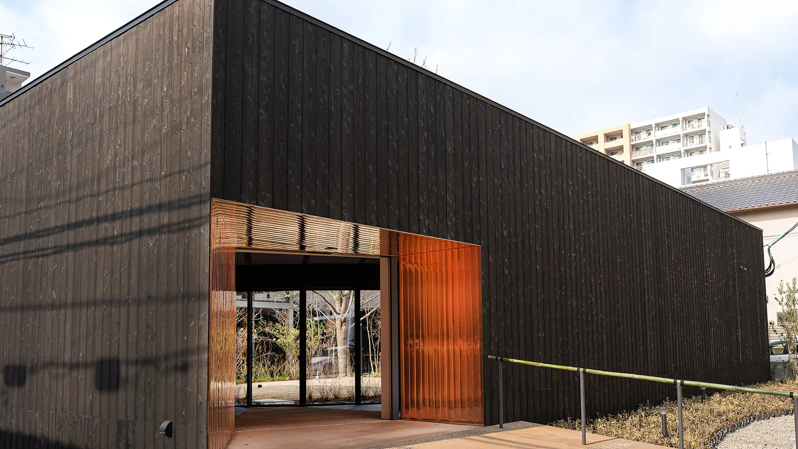 大分県産焼杉の黒い板塀に覆われたシックな佇まい