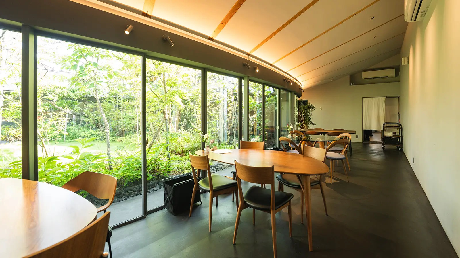 店内は緑豊かな中庭を一望できる癒しの空間