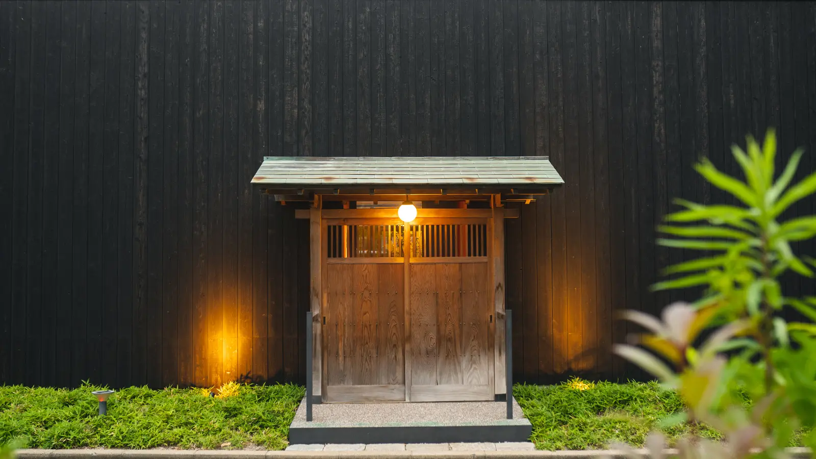 静寂な佇まいの店舗入り口