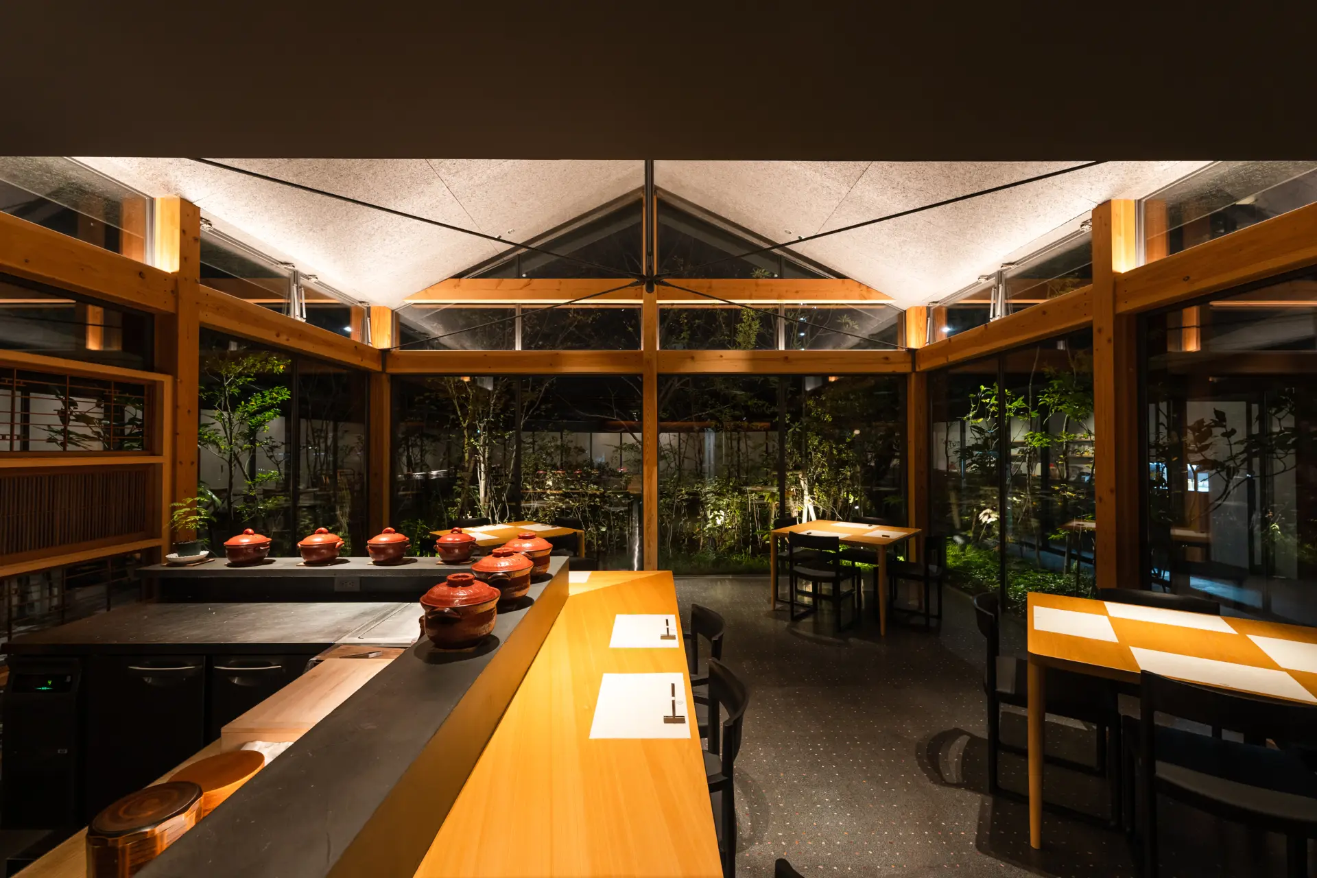 カウンターやテーブルは心地のよい距離感を考えた配置