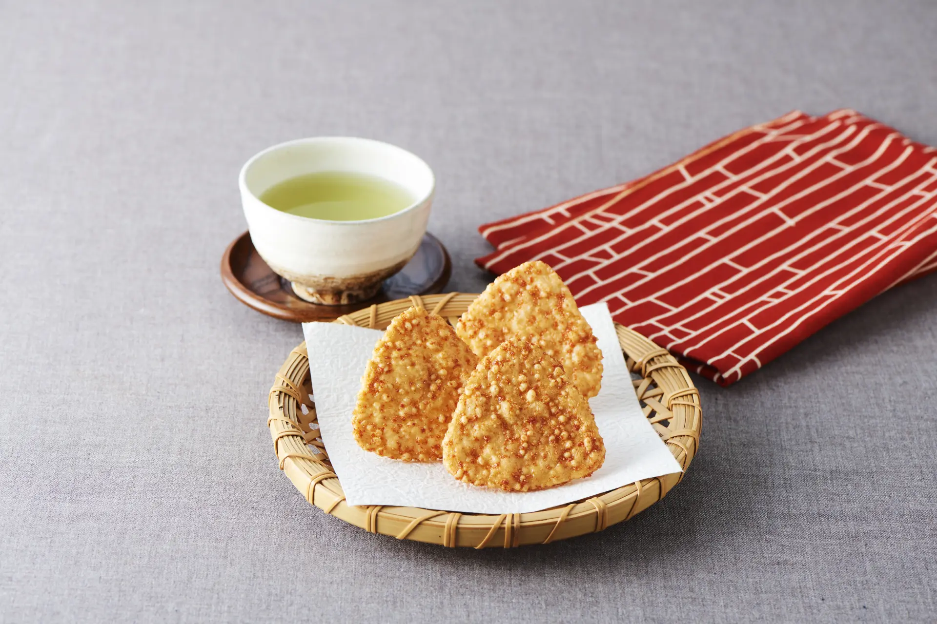 香ばしく焼き上げたせんべいはお米の素材感が残る絶妙な食感