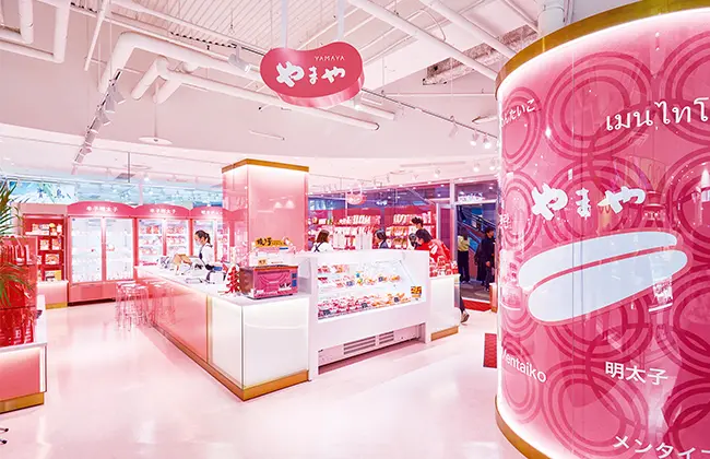 外からも目を引く明太子カラーのお店