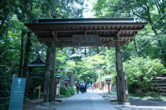 净心门矗立于高尾山药王院圣域入口