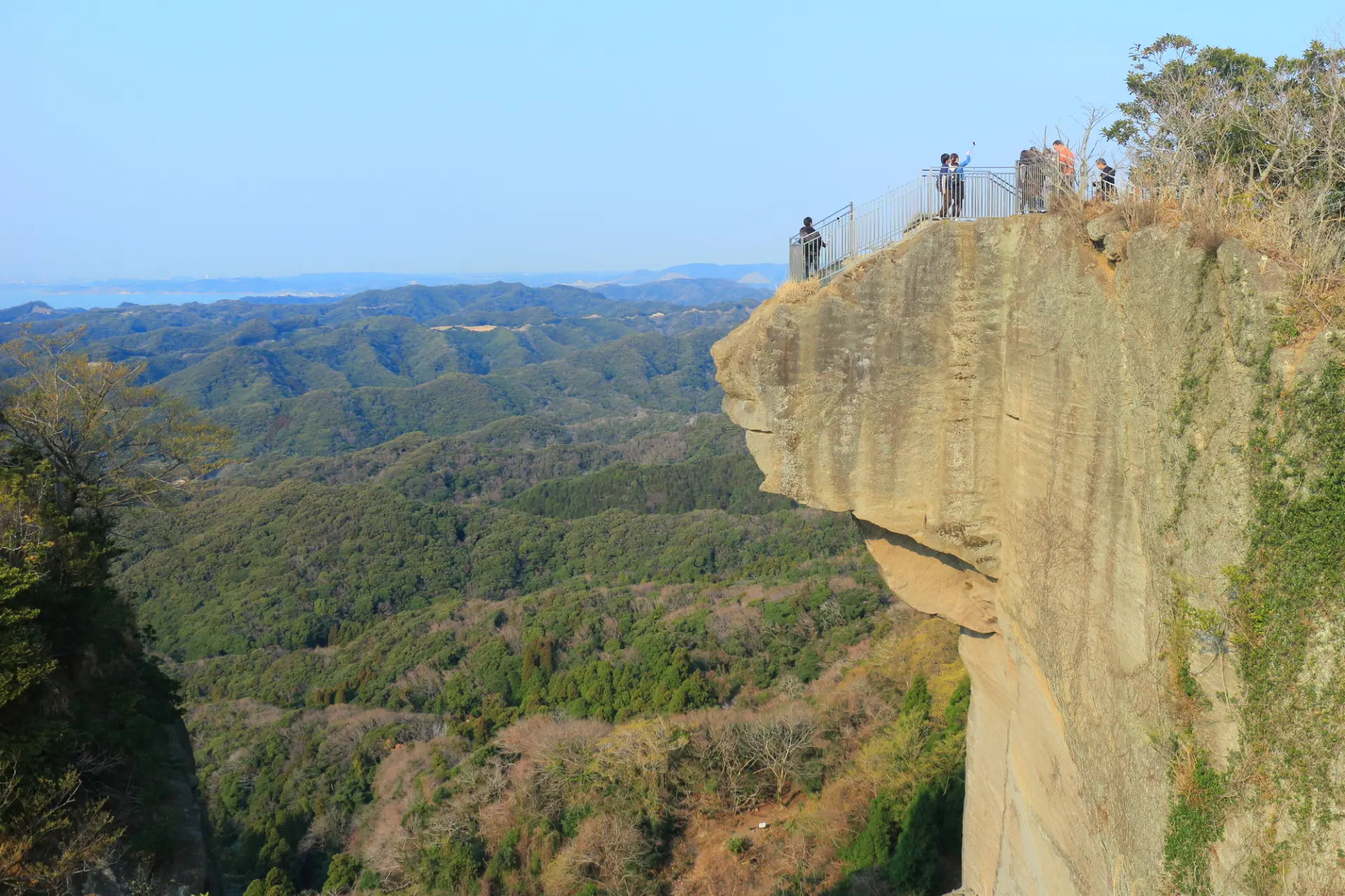 迫力ある光景が広がる鋸山の地獄のぞき