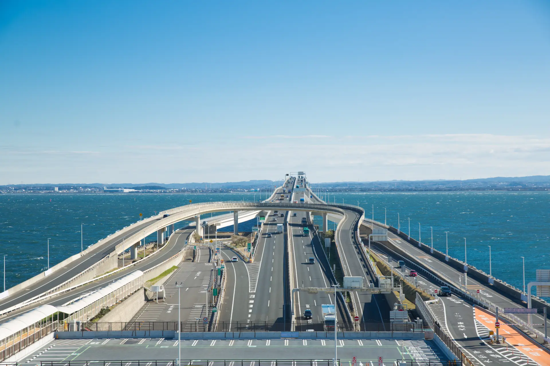 東京湾に浮かぶロマンチックなパーキングエリアで絶景とご当地グルメを堪能