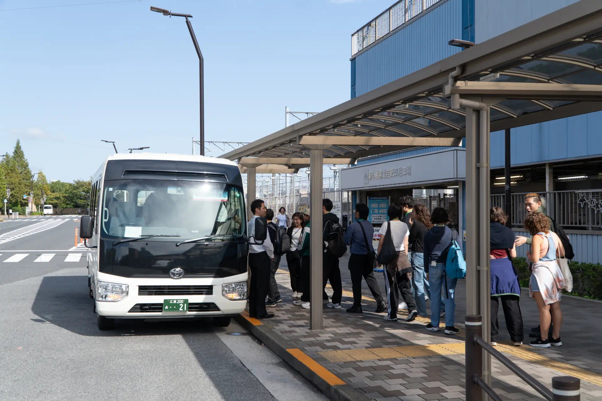 車內不時穿插由曾居住於江戶川區的搞笑藝人岩井JONIO男分享的在地趣聞