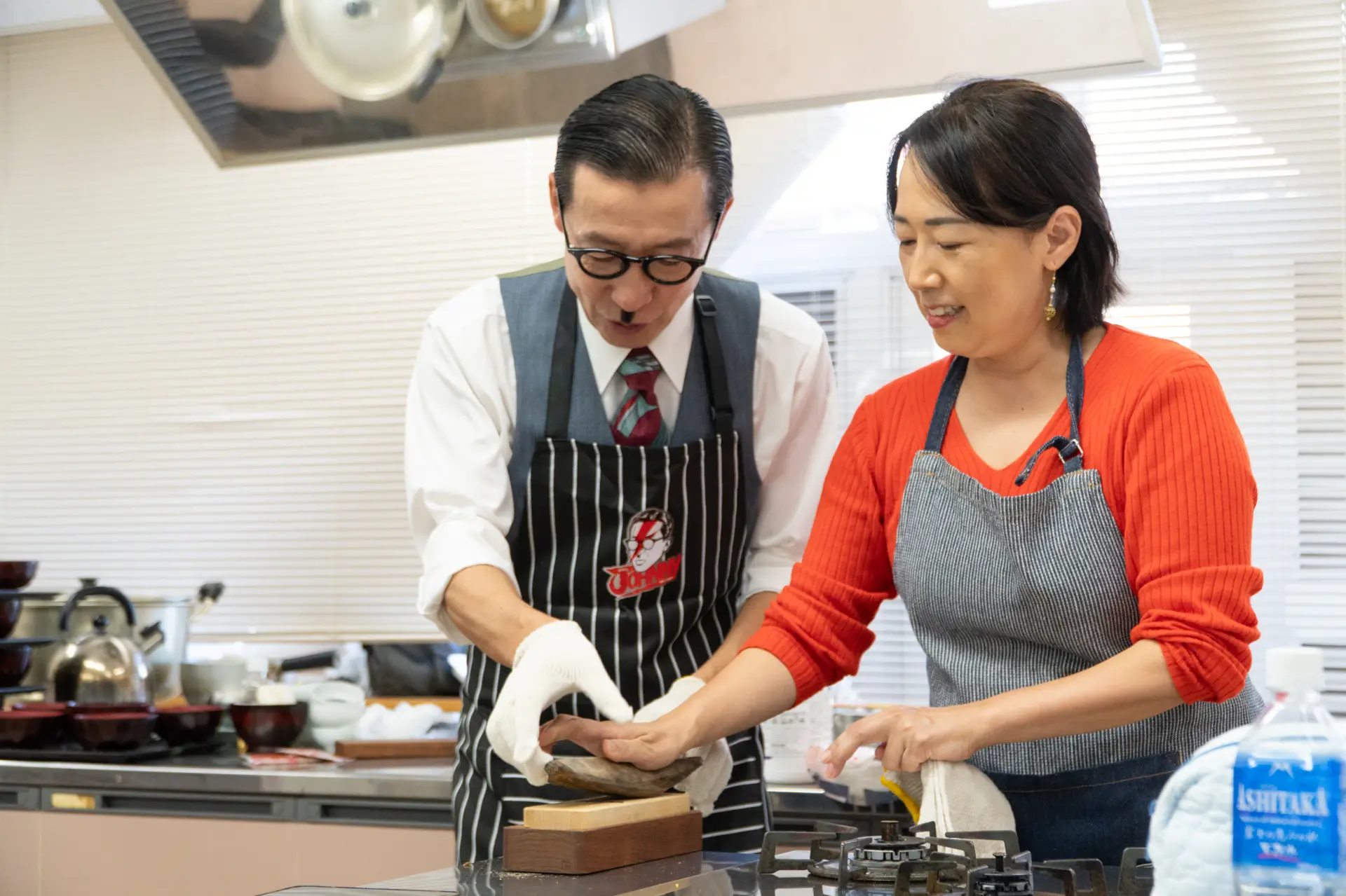 在島田的指導下，岩井JONIO男認真地挑戰刨削柴魚片