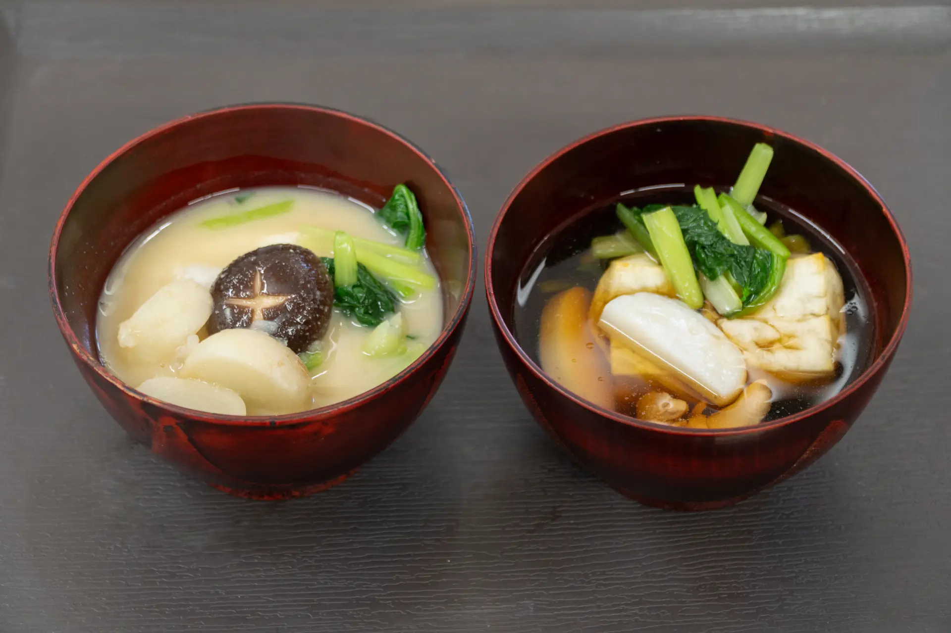 除了一般雜煮（右）外，也準備了符合清真與無麩質需求的味噌口味雜煮（左）