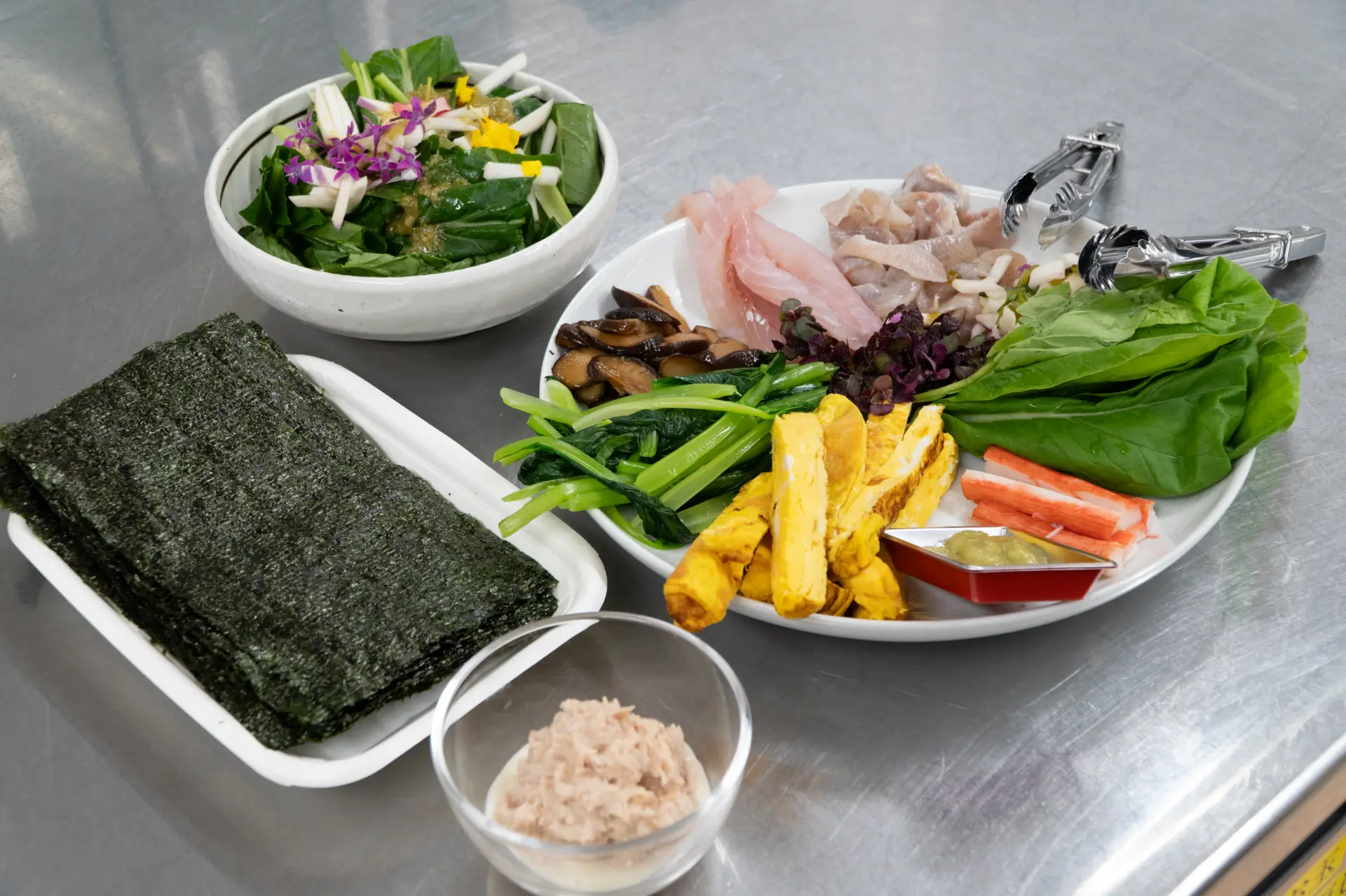 提供生食與汆燙後、旨味更為突出的兩種小松菜品嚐比較，可依喜好選擇配料