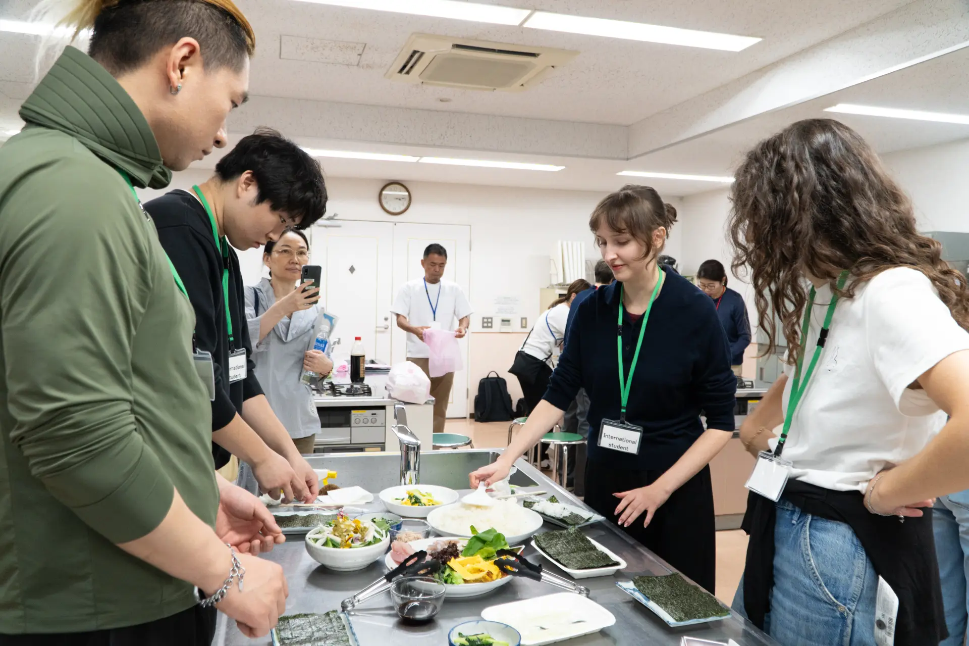 參加者們認真思考、仔細挑選手捲壽司的食材