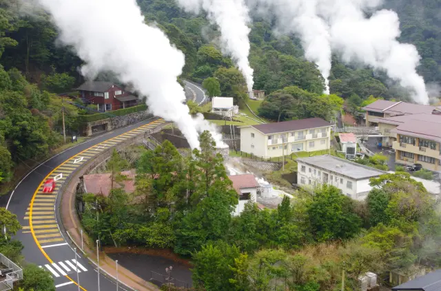 湯煙が立ち上がる温泉郷のある霧島市