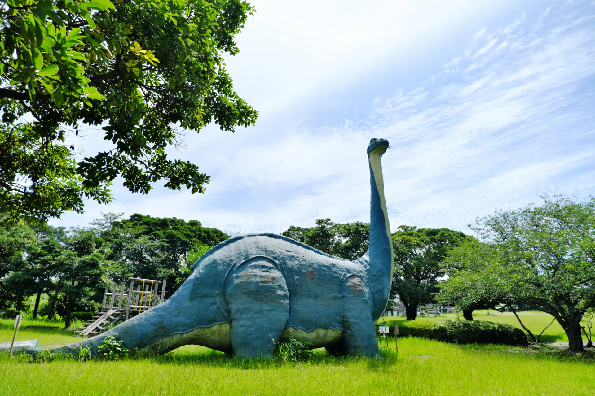 7種類の恐竜を模した遊具が注目を集める公園