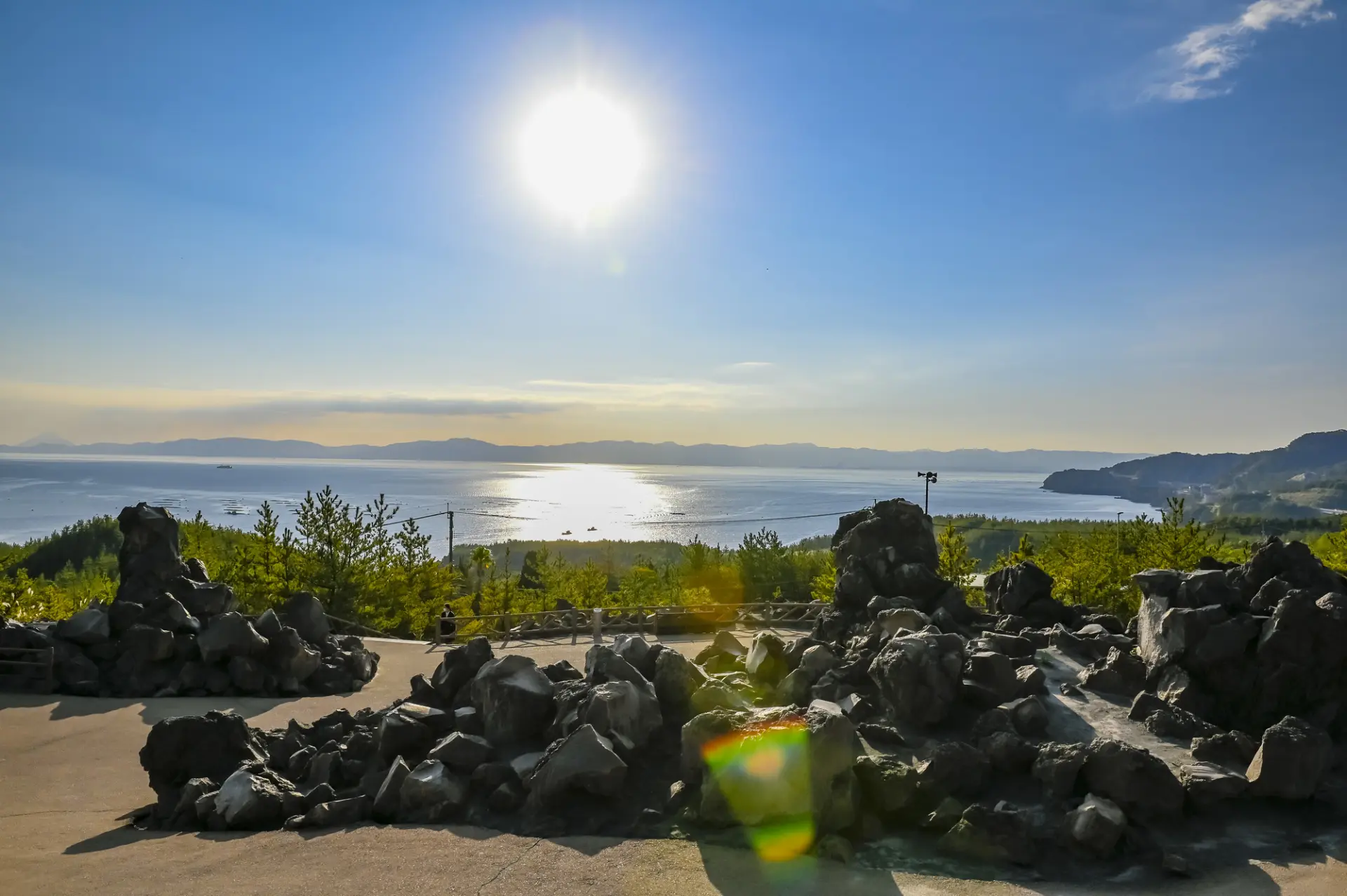 溶岩原の上に立つ展望所から、活発に活動する桜島南岳の火口を間近で観察