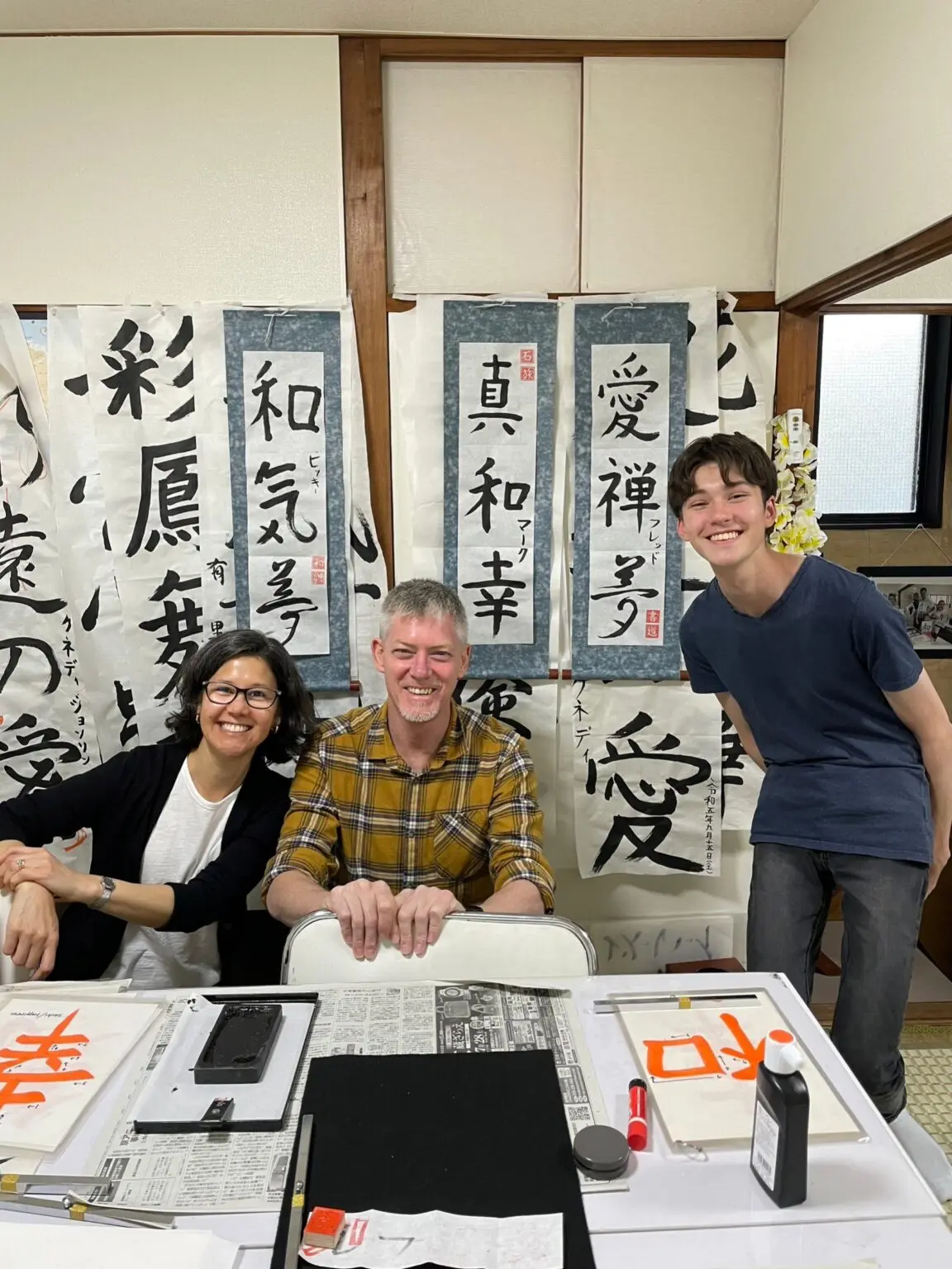 ミニ掛軸作品制作体験の様子