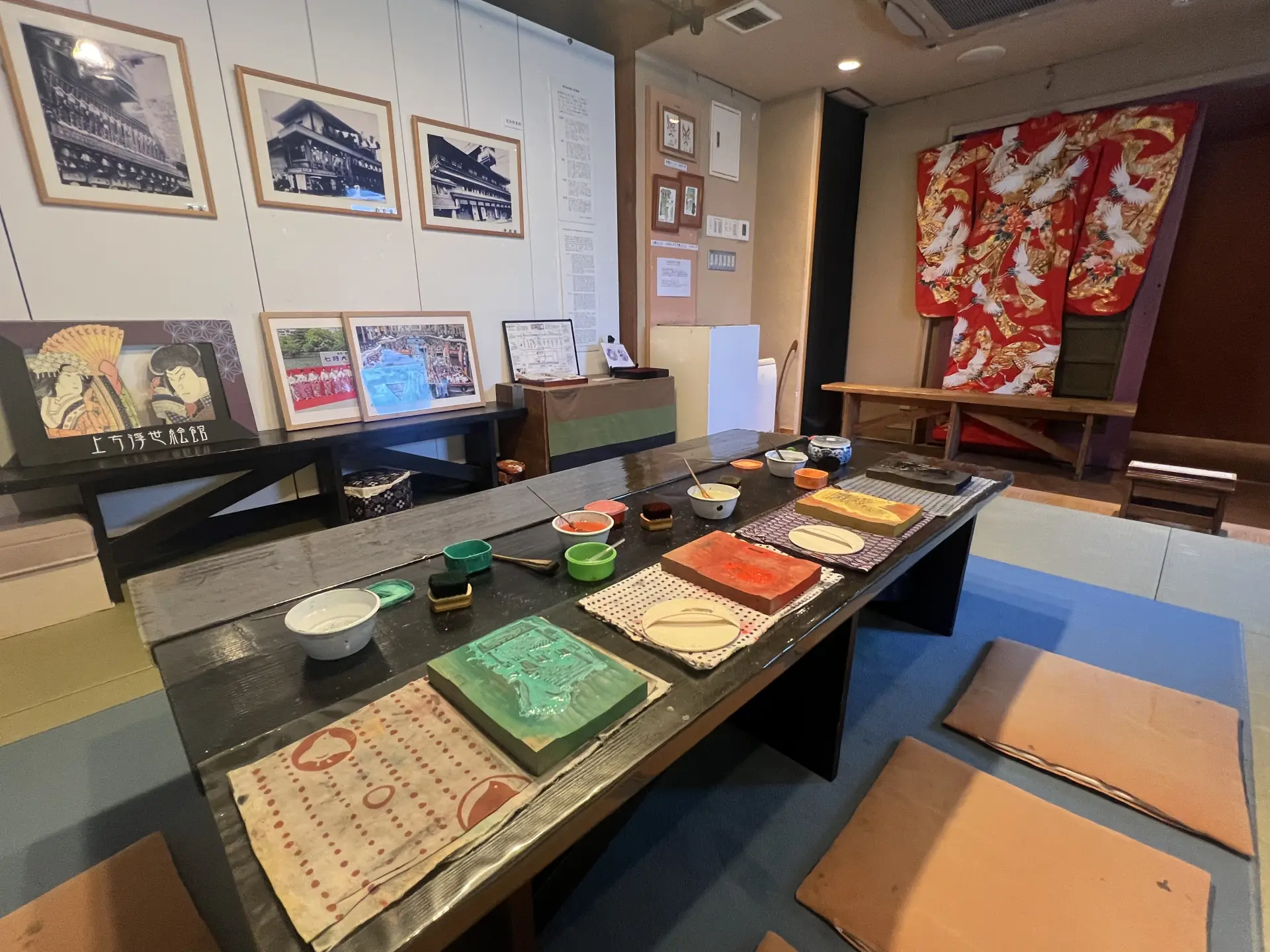浮世絵制作（摺り）体験が行われている4階の和室