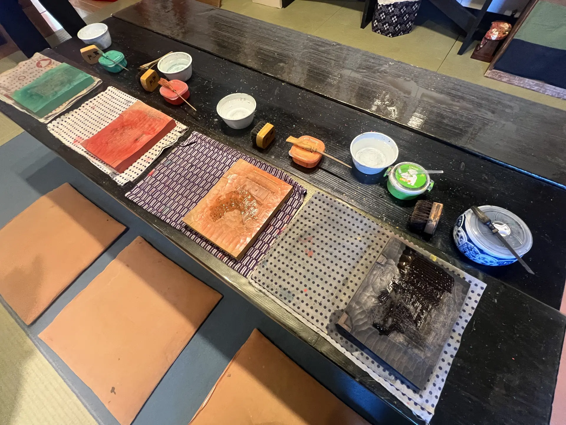 ずらりと並ぶ版木。右から黒、だいだい、赤、緑