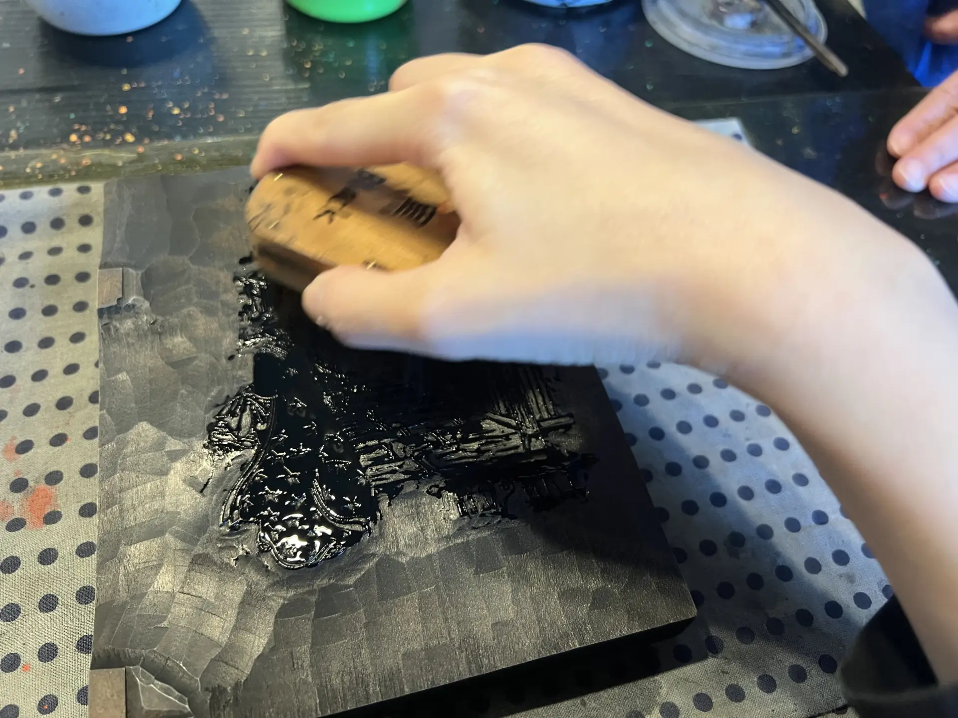 ブラシでなじませる