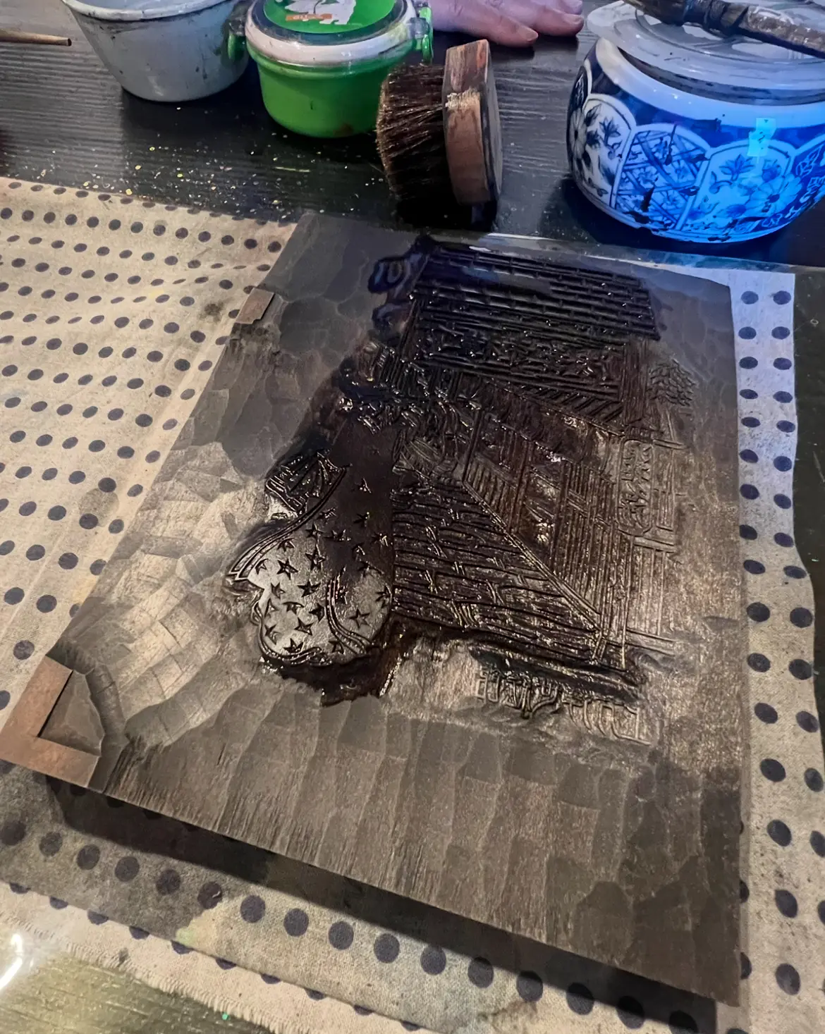 左下角と左辺にあるくぼみ「見当」