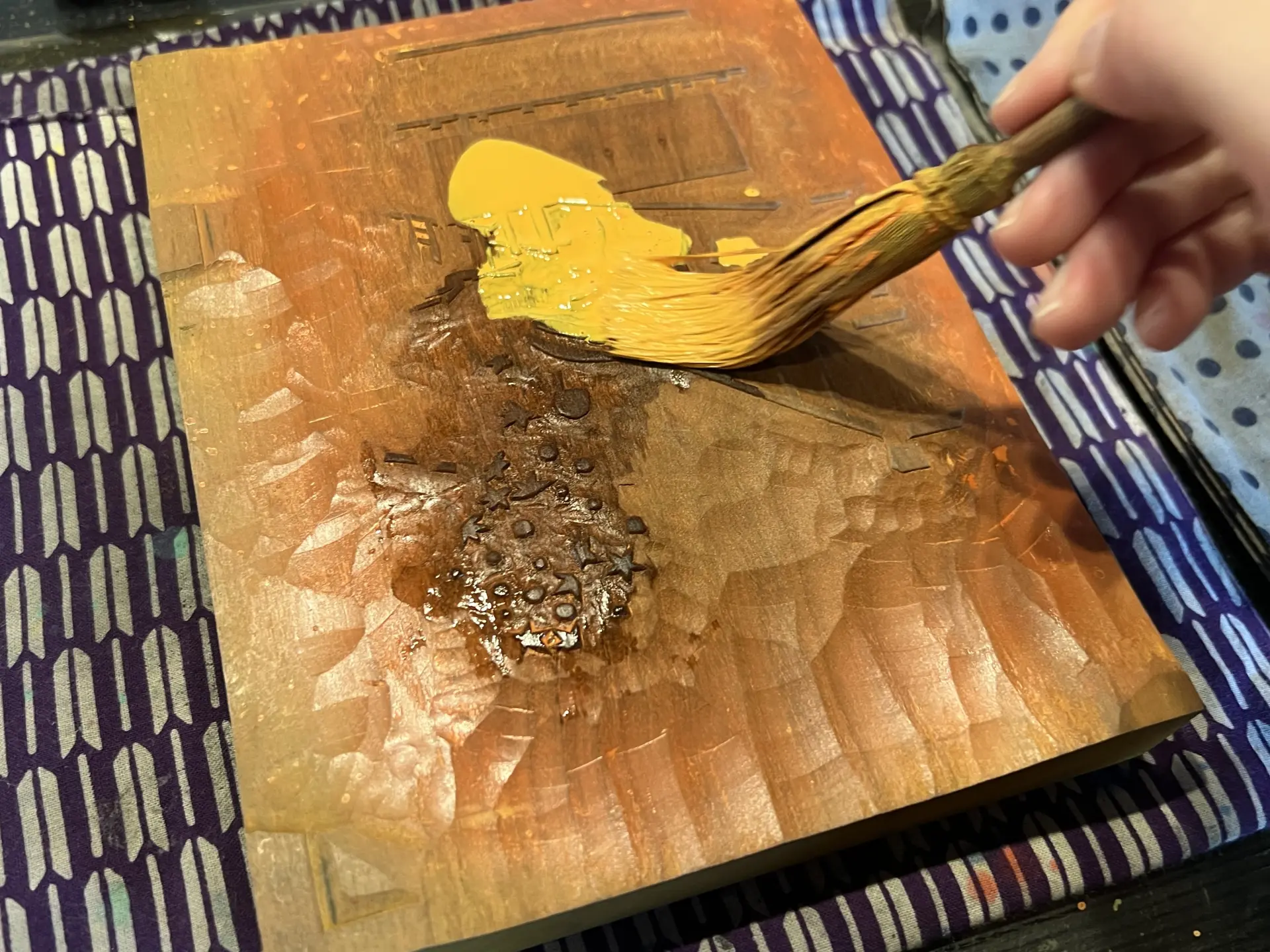 だいだい色の絵の具を広げる