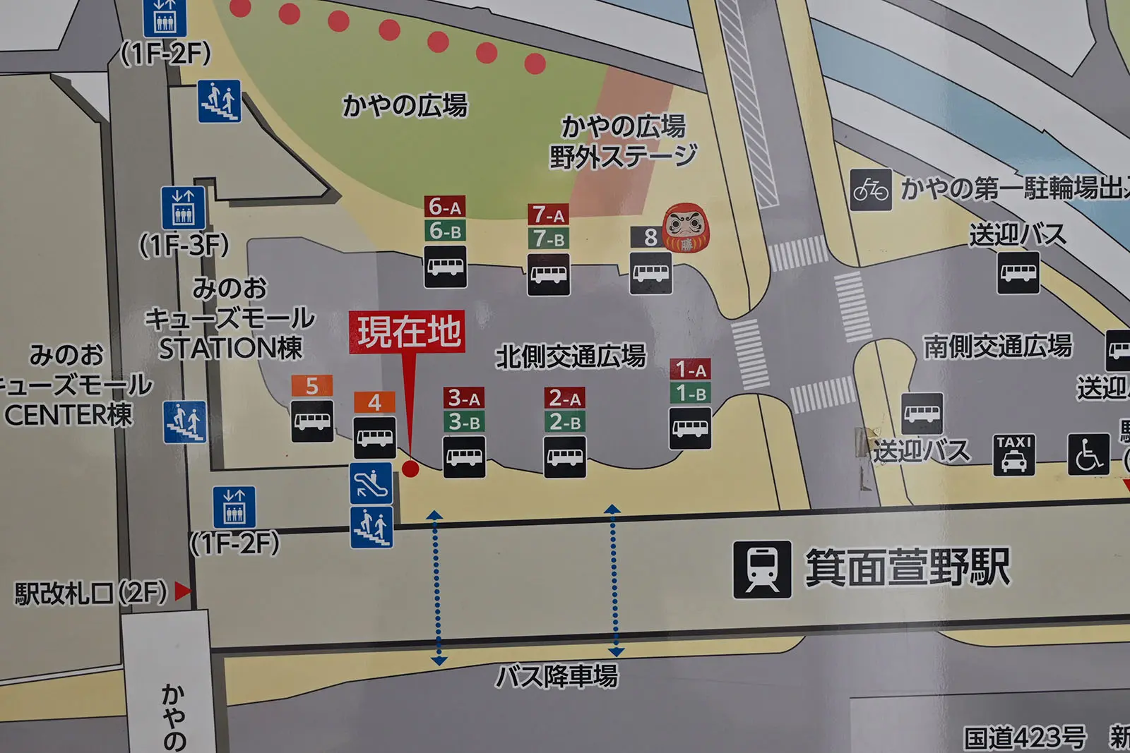 可先查看站內導覽圖，確認勝尾寺行巴士站的位置