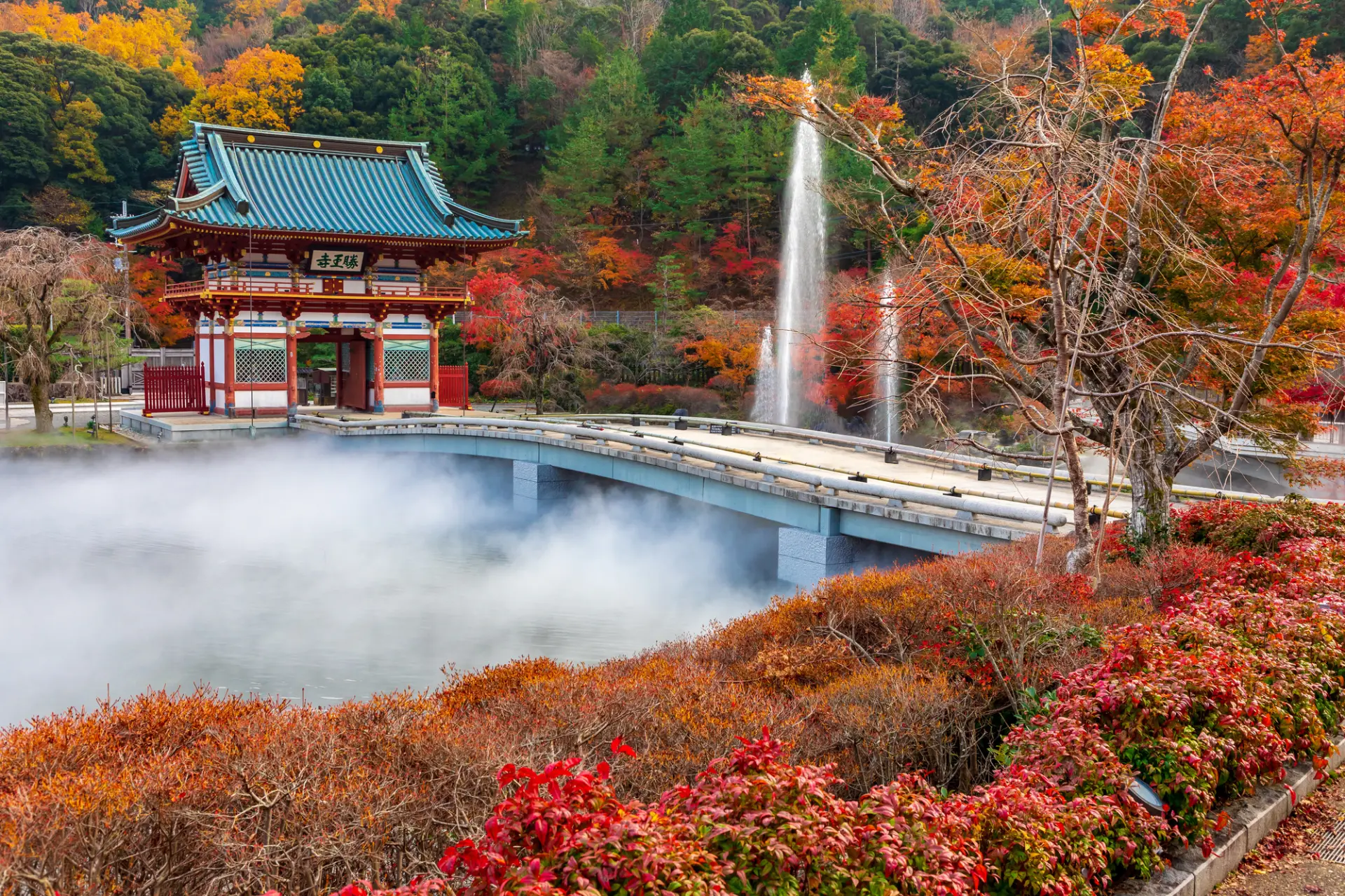 在細緻的水霧中前行，迎向清淨的境內空間