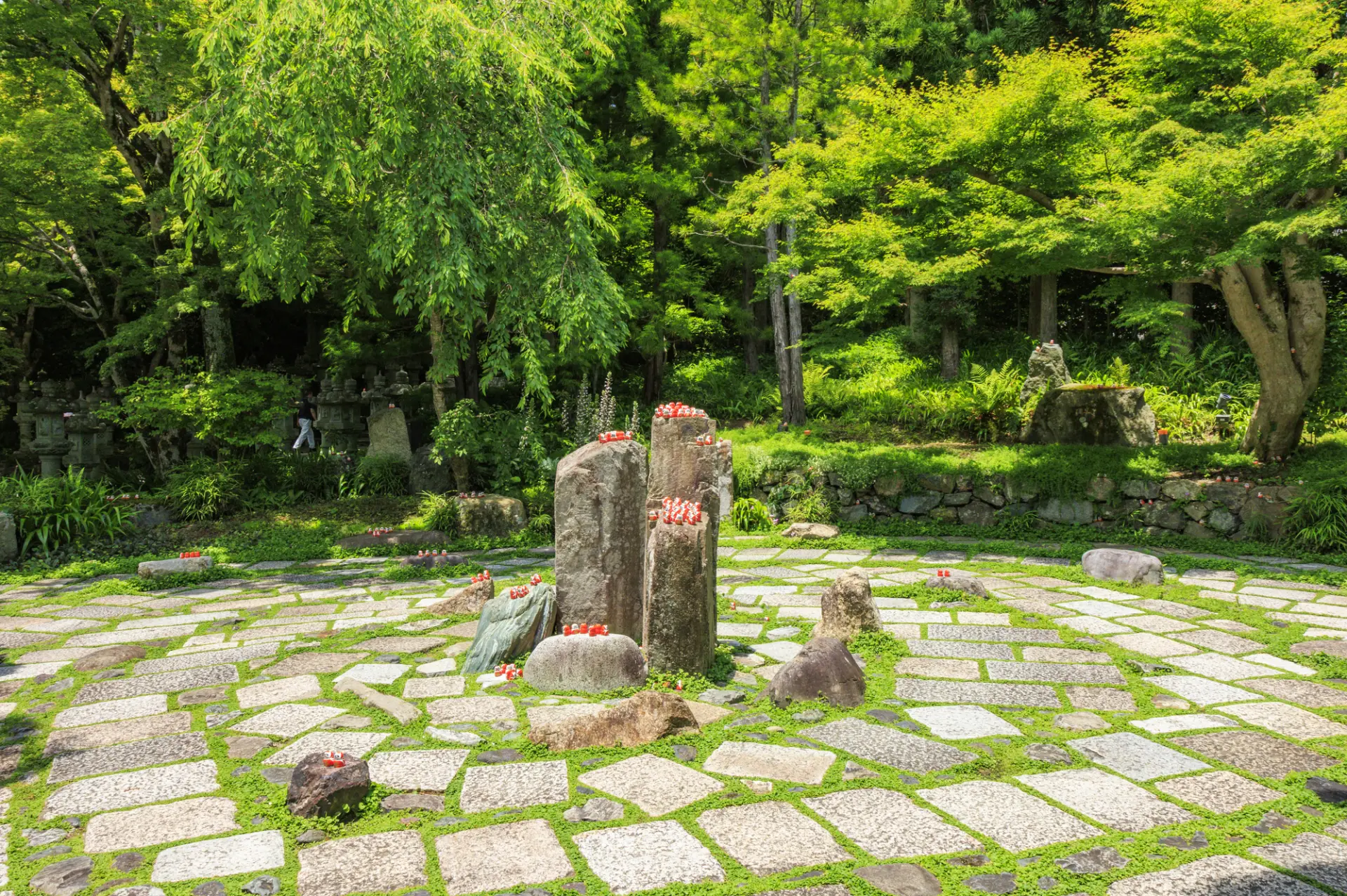 沿著石板路行走，就能自然地完成繞行