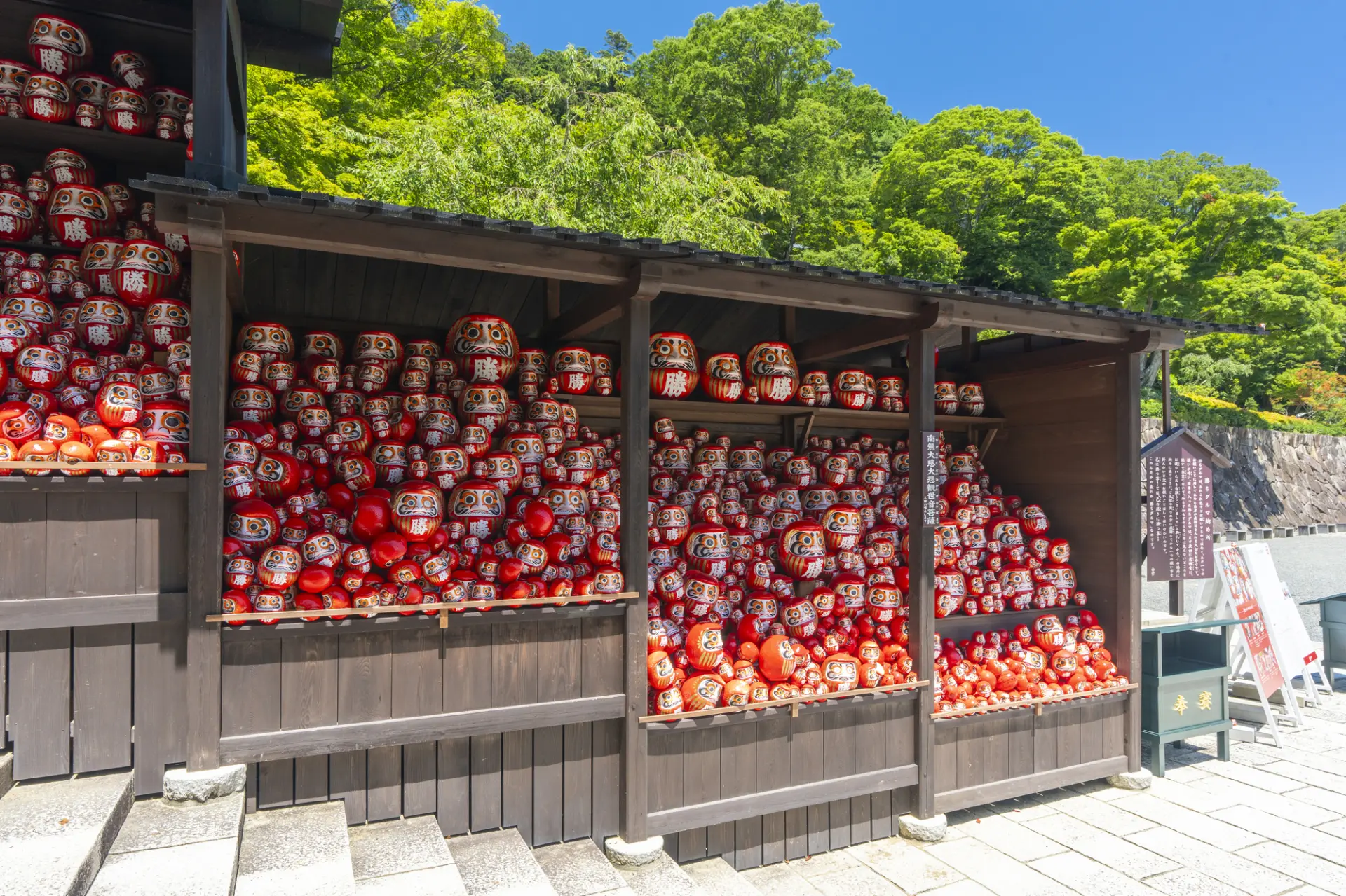 可說是境內最具代表性看點的「勝利達摩奉納棚」