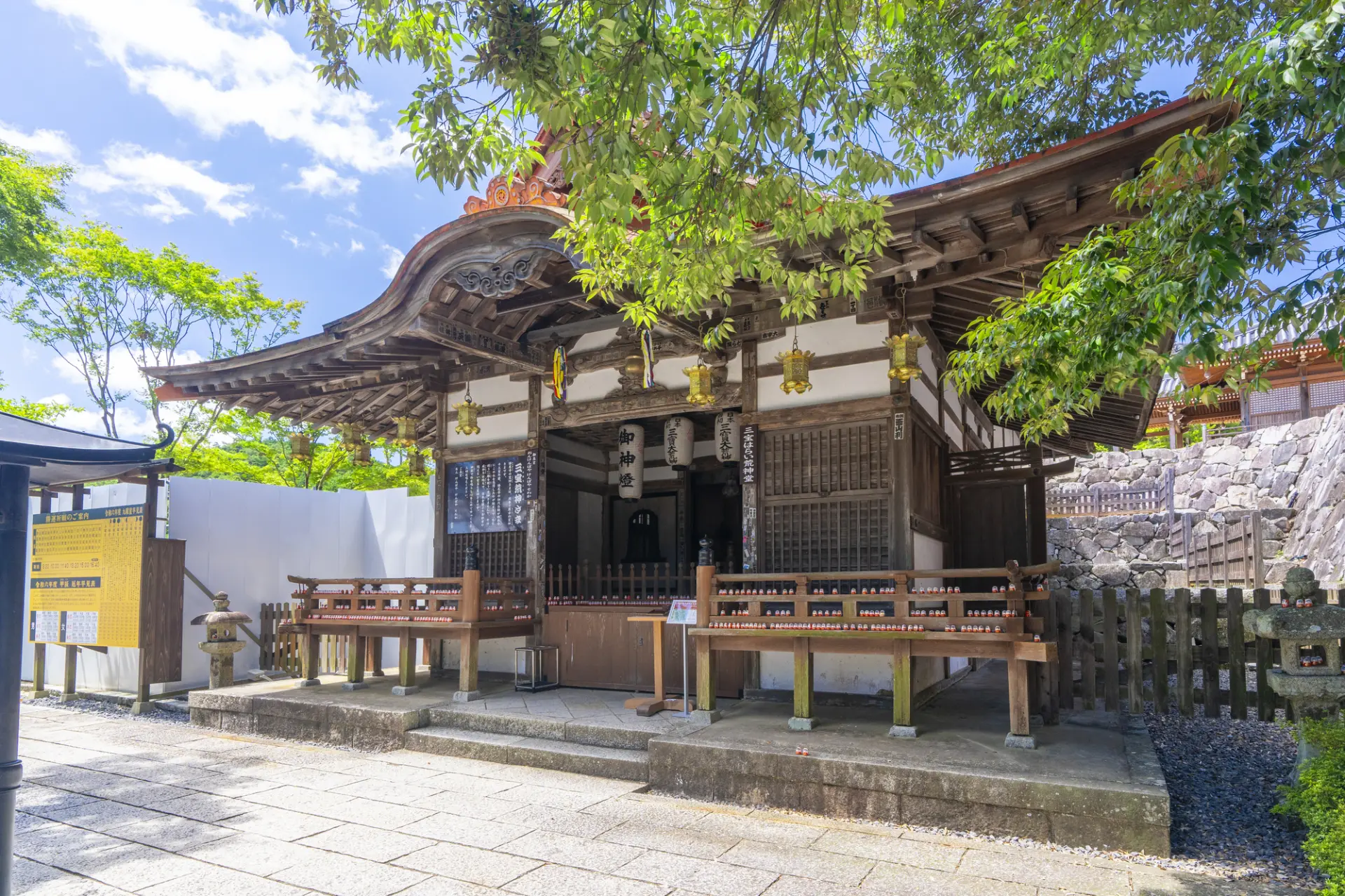 位於從「勝利達摩奉納棚」延伸而上的階梯盡頭，相當好找