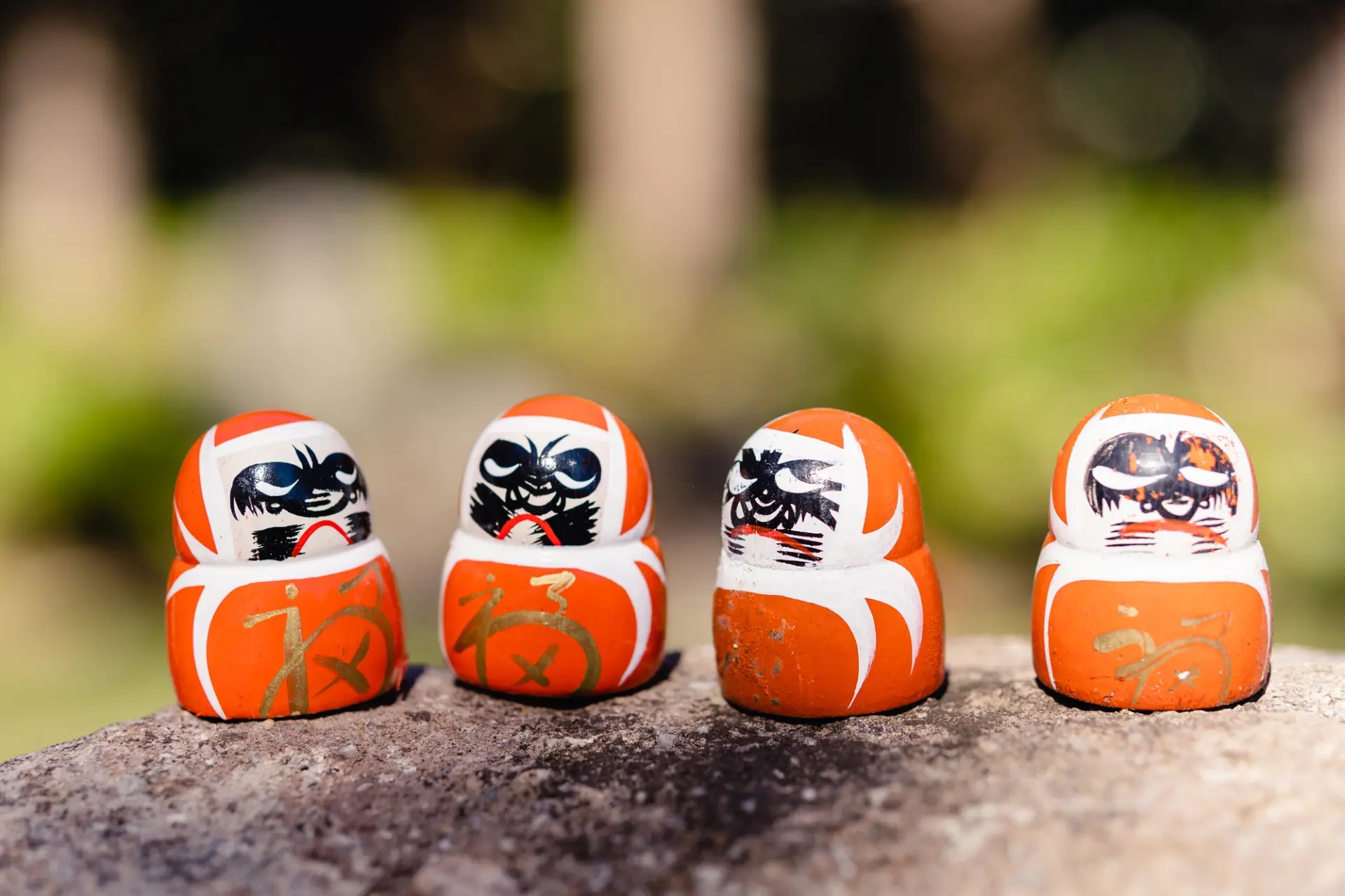 達摩籤的達摩們，每一尊表情都各不相同