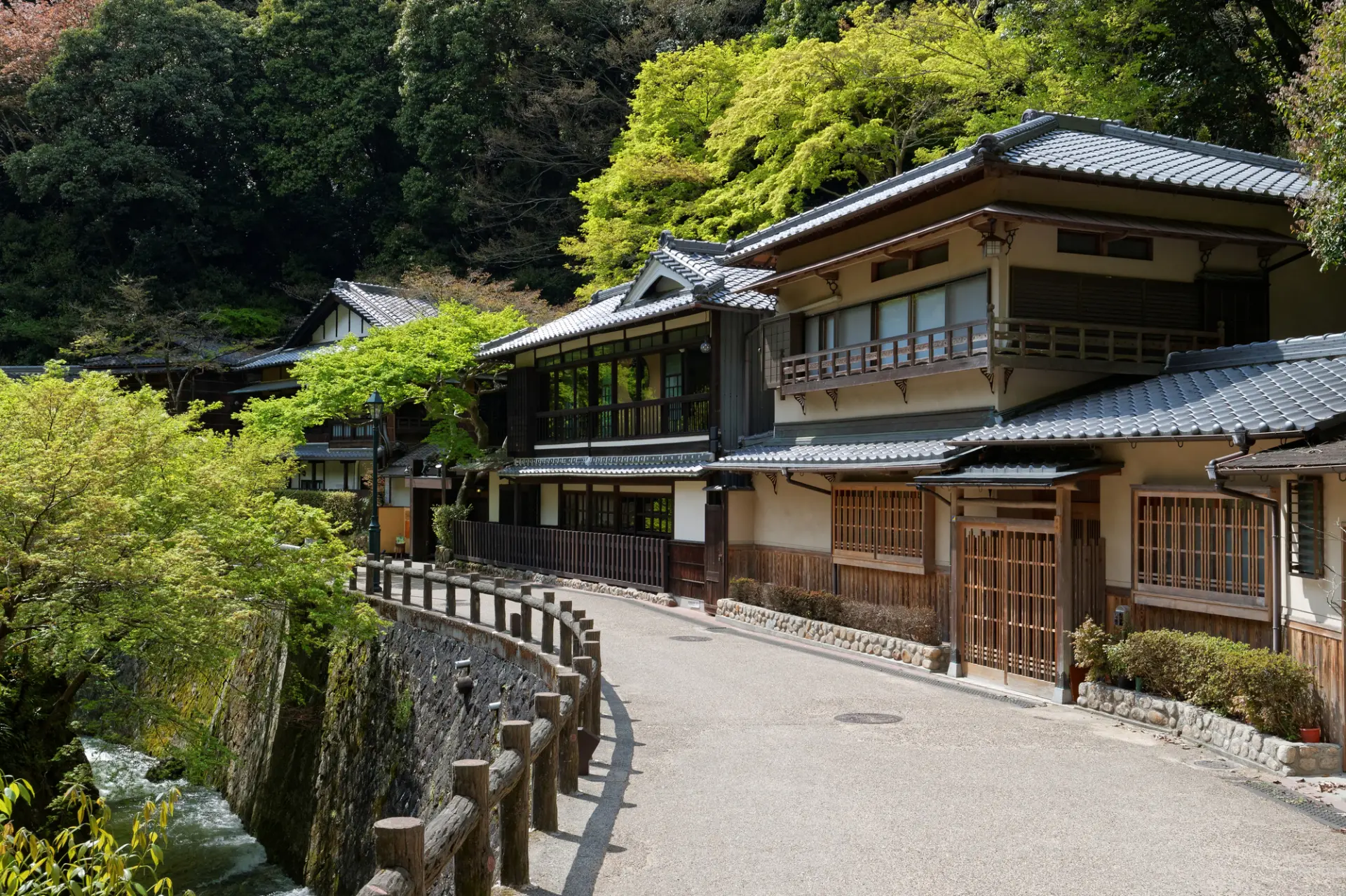 坐落於箕面川畔、被森林環繞的幽靜位置