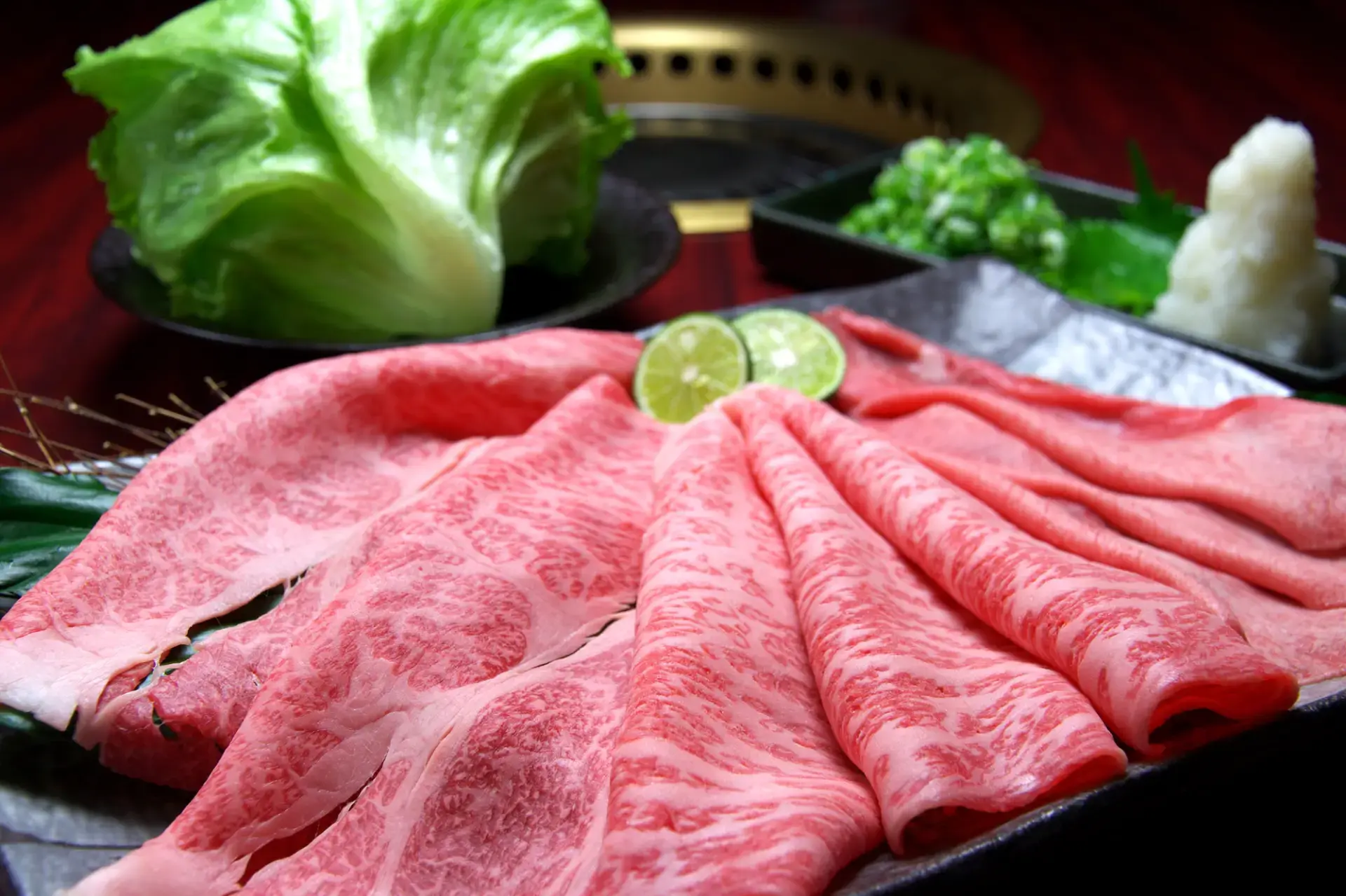 一家將黑毛和牛一片一片細心燒烤呈現的燒涮專門店