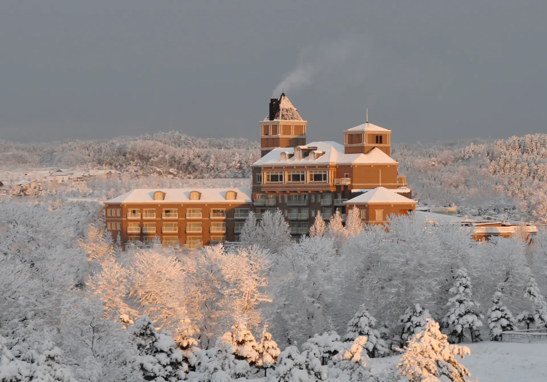 雪を纏った冬のホテル外観