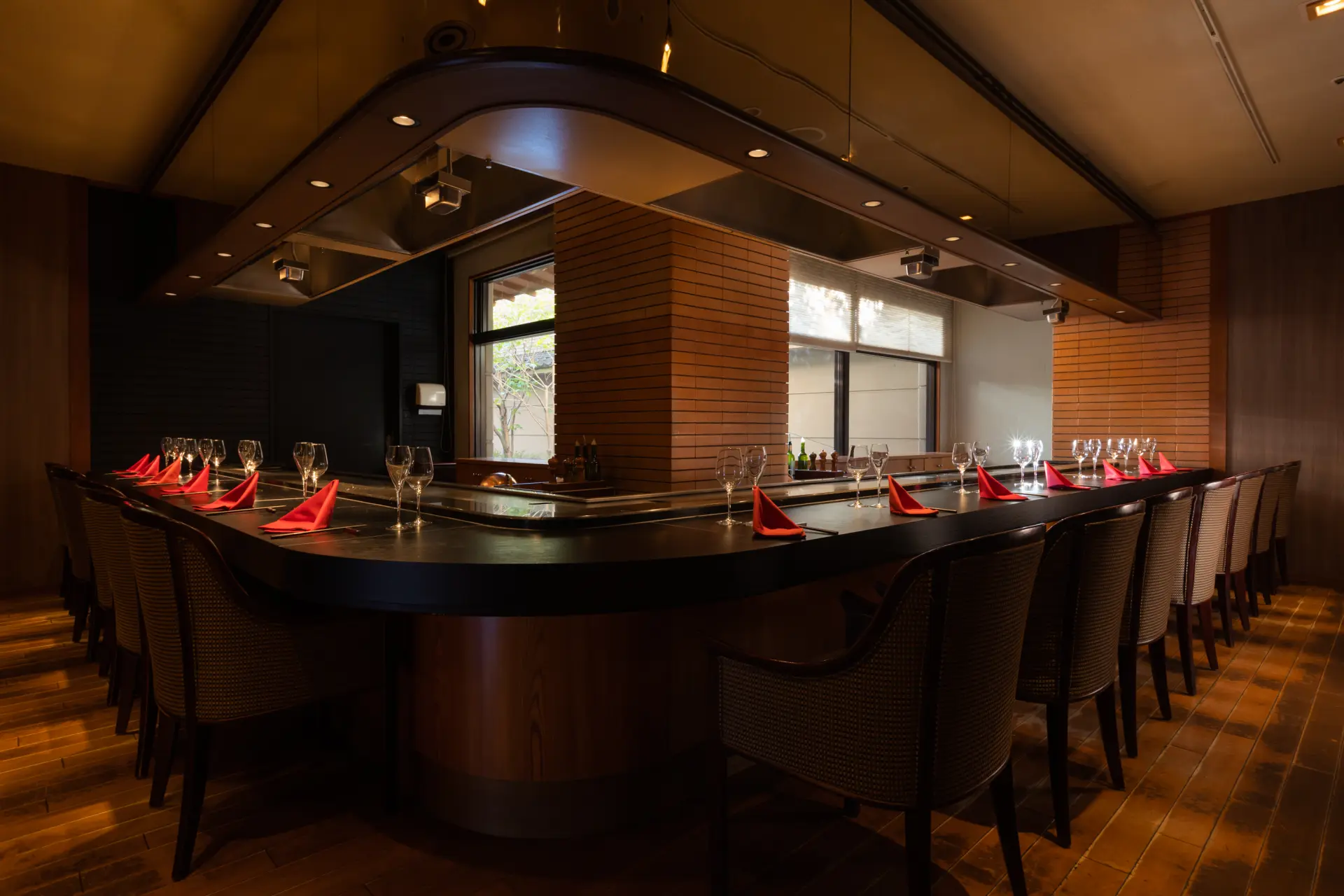 落ち着いた空間で鉄板焼きを味わえる「七つ森」