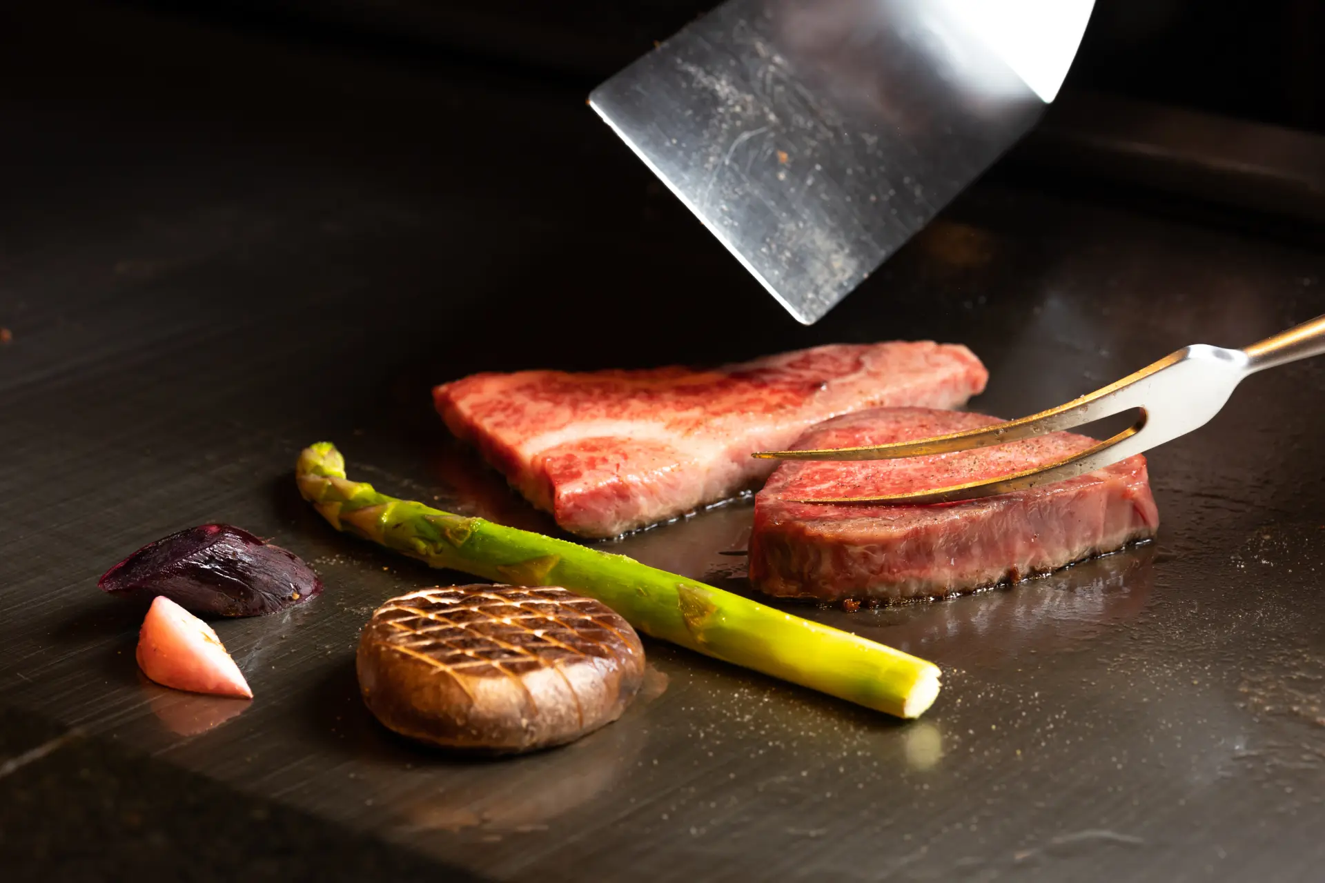 「七つ森」では仙台牛のステーキを目の前で調理