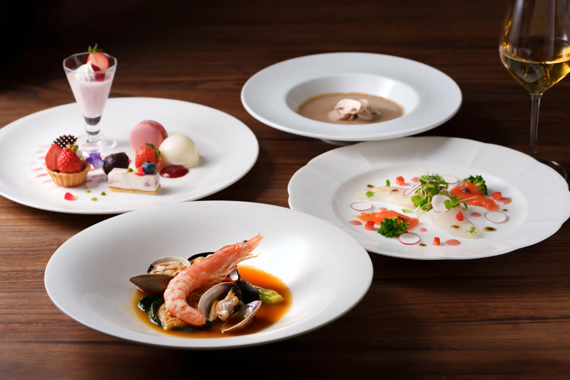 旬の一品が楽しめる「シェフズ テラス」のディナーコース