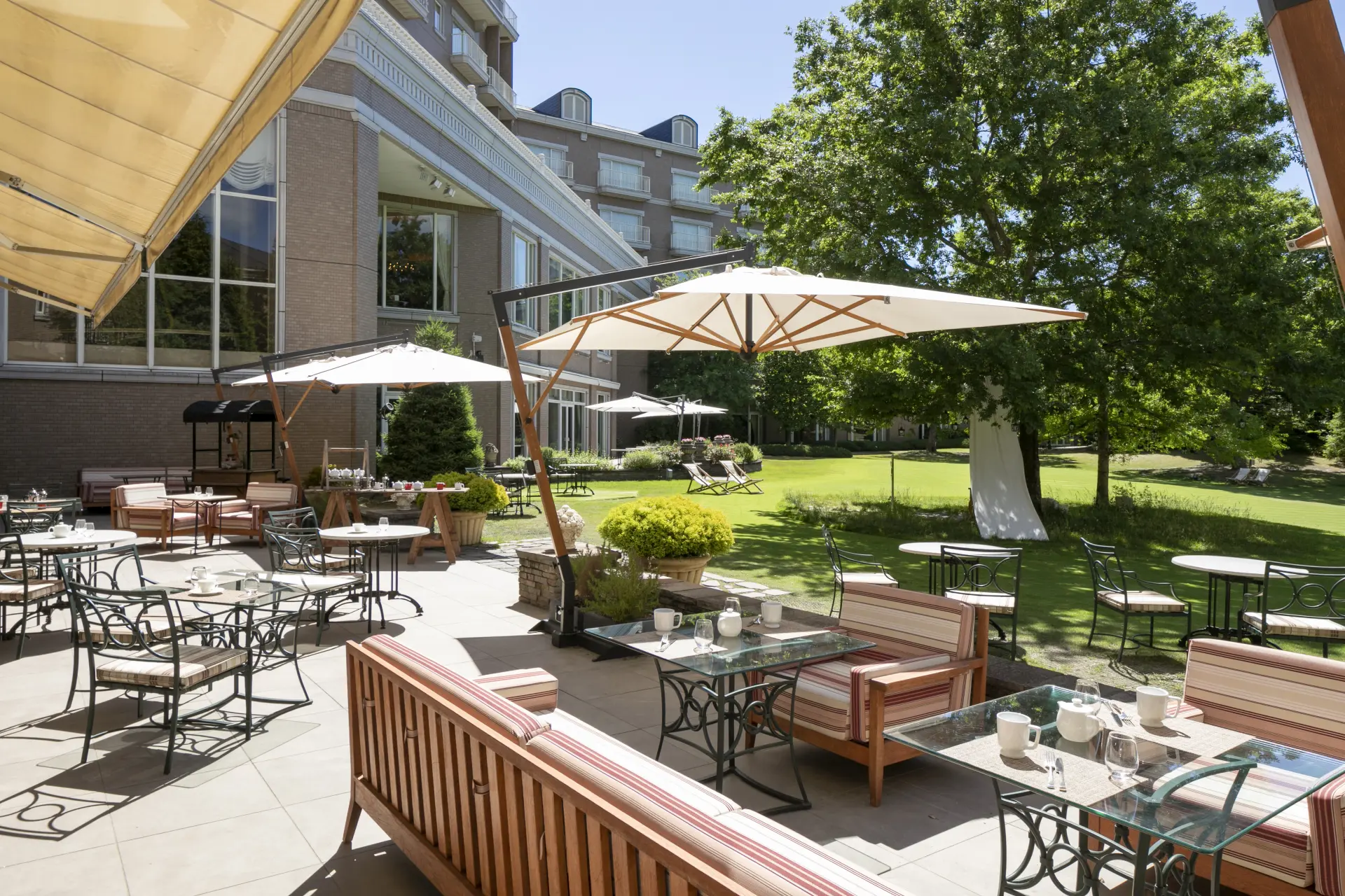 春から秋にかけて、テラス席でも食事を楽しめる