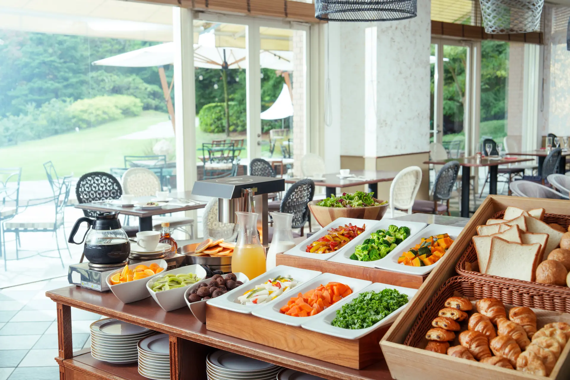 さわやかな朝のガーデンを眺めながら朝食を堪能