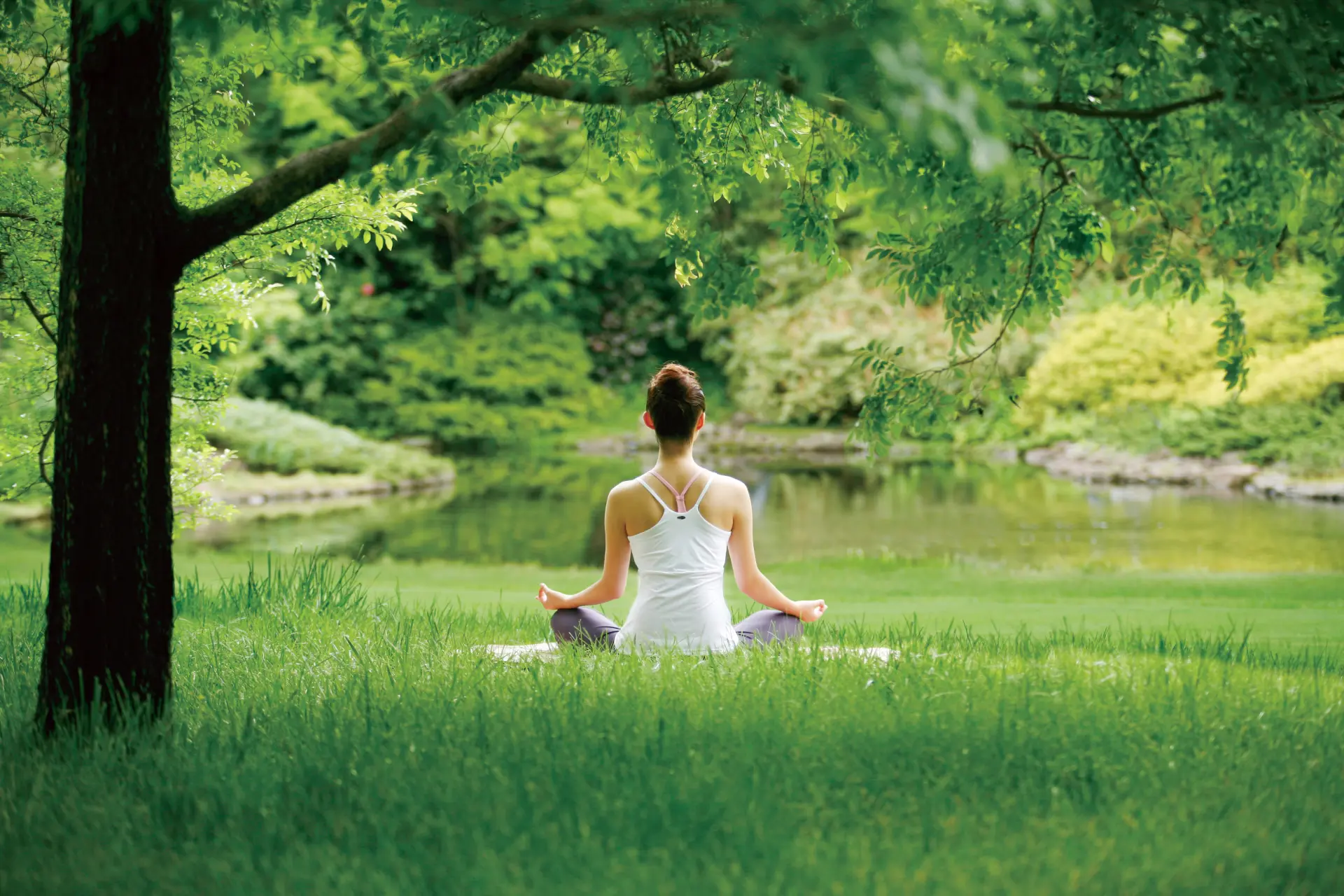 春から秋にかけてはガーデンでヨガ体験が可能