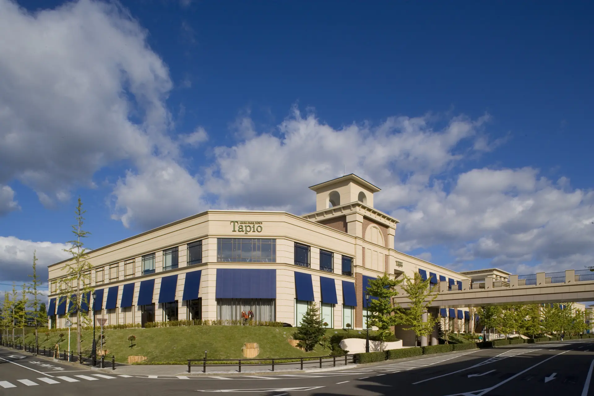 広々とした館内に約80店舗が揃う