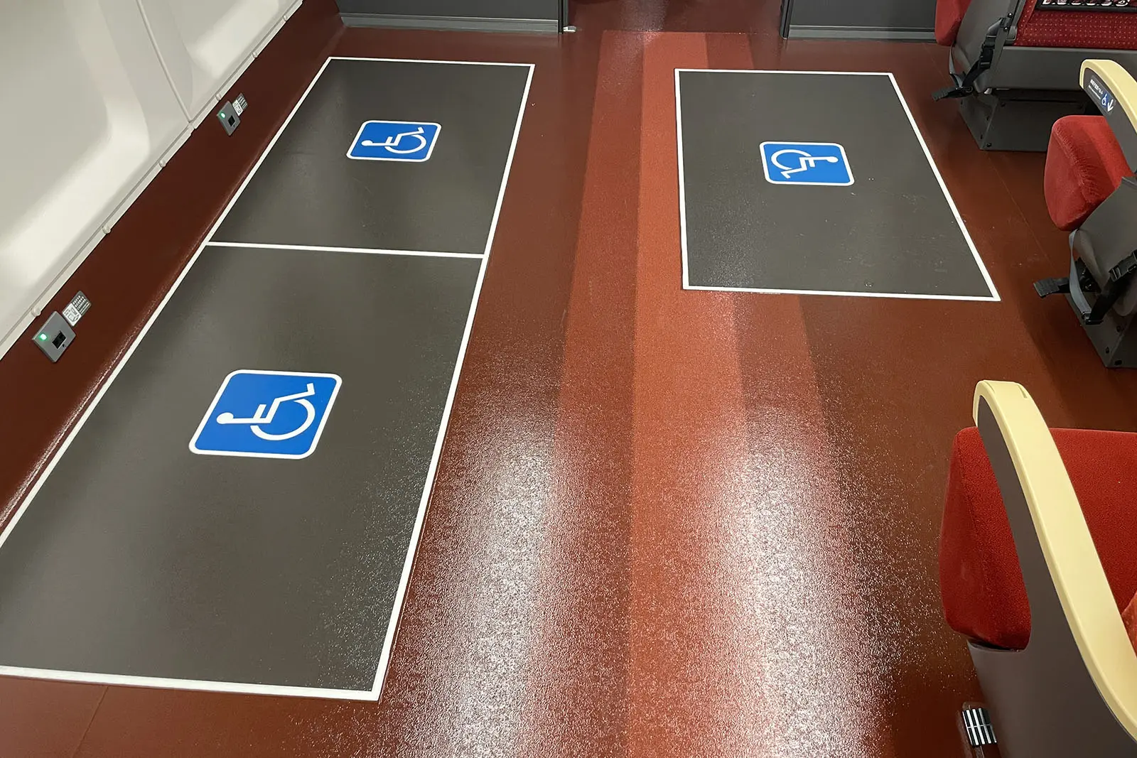 新幹線の新型車両には車椅子用スペースが設けられている（写真は山形新幹線E8系）