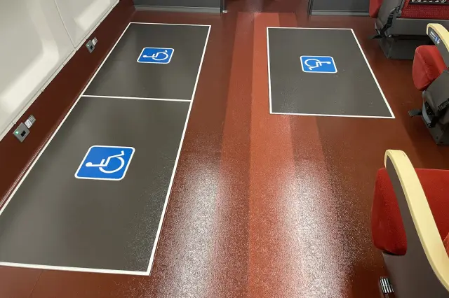 新幹線の新型車両には車椅子用スペースが設けられている（写真は山形新幹線E8系）
