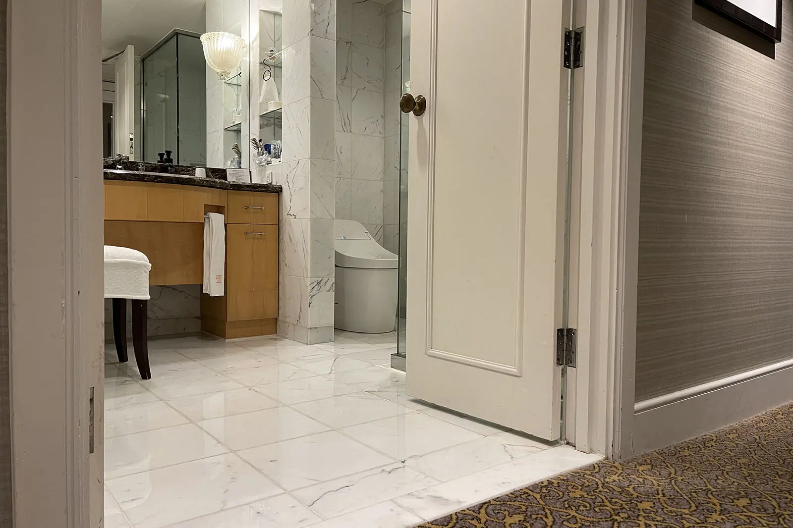 ユニバーサルルームがないホテルでも、バスルームとの段差のない部屋を選べば、快適に過ごせる