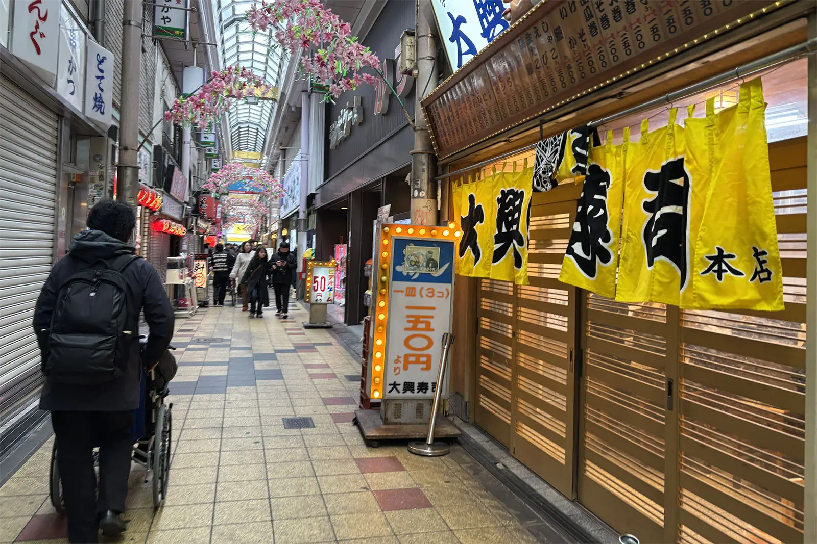 アーケード街は観光客も集まる場所なので、格安の店や目立つディスプレイの店も多い