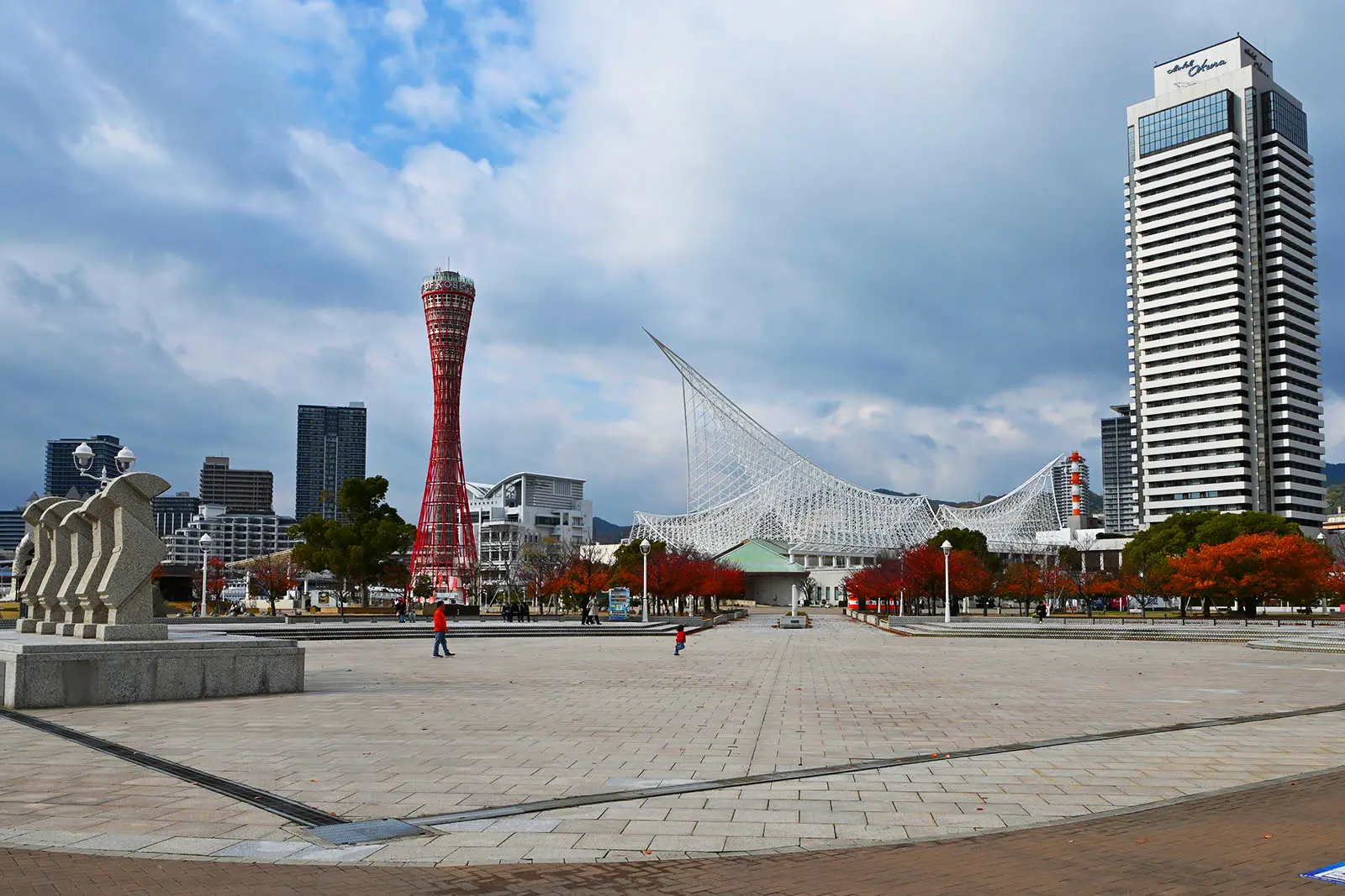 神戸も電車を使い30分ほどで訪問することができる