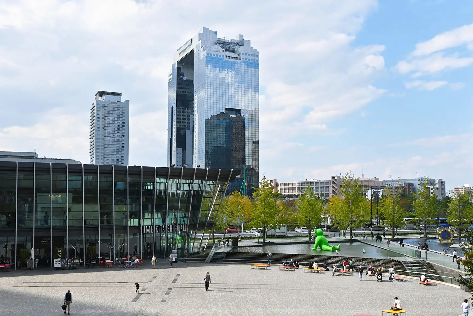 大阪駅から望む梅田スカイビル