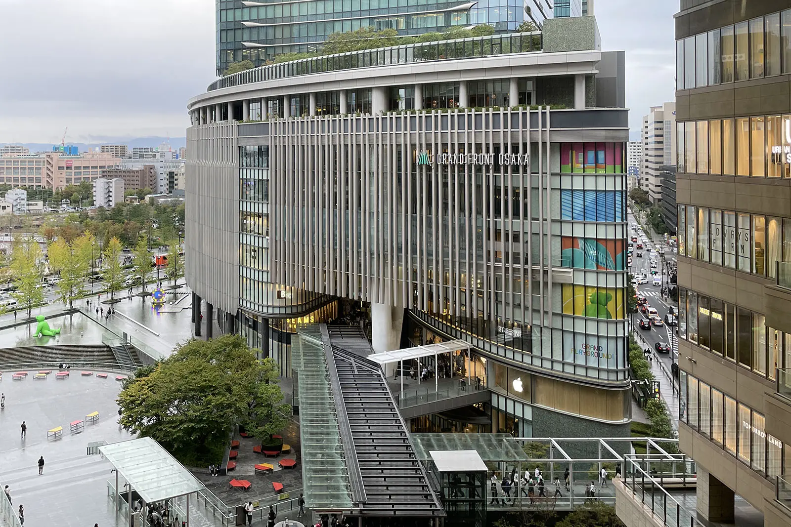大阪駅北側も、高層ビルが建ち並ぶ人気エリアで、グランフロント大阪はいち早く2013年に完成した