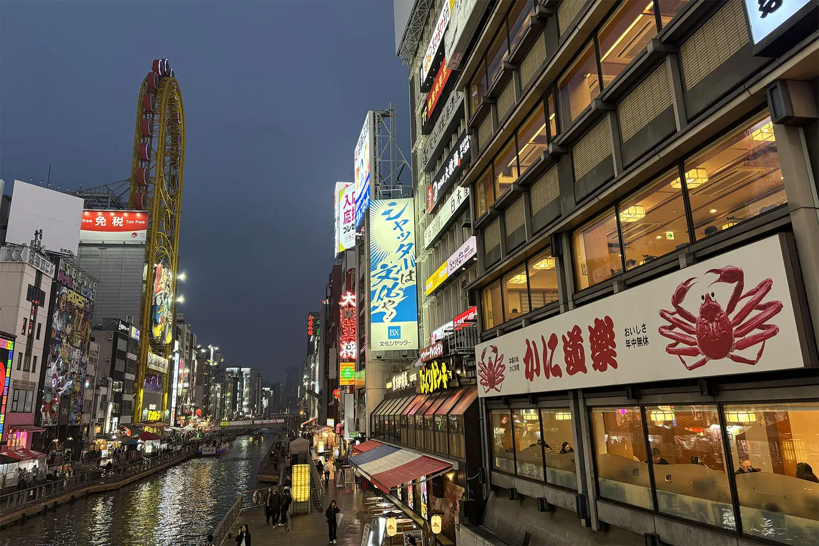 道頓堀の夜景は大阪らしさを強く感じられる風景だ